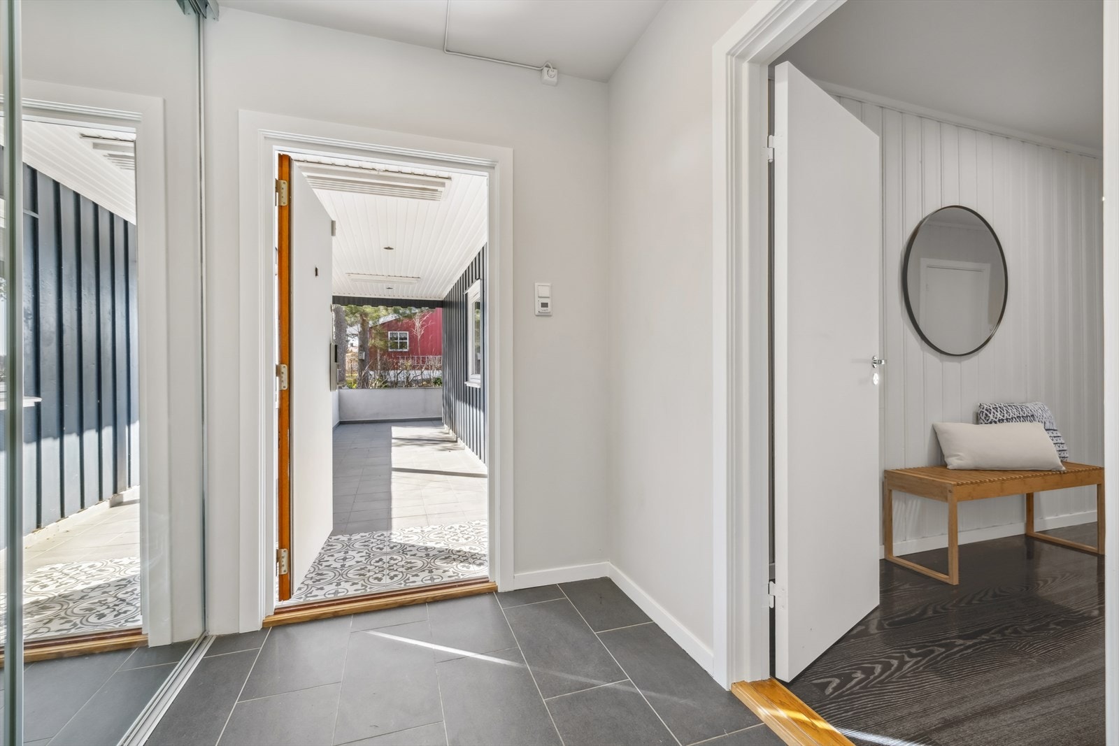 Innbydende entré med varmekabler i gulvet og skyvedørsgarderobe med speildører Galleribilde