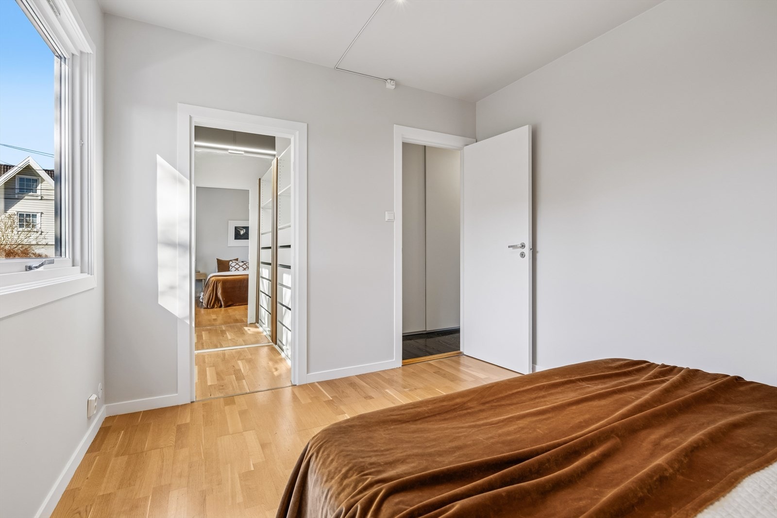 Soverom I har egen walk-in garderobe Galleribilde