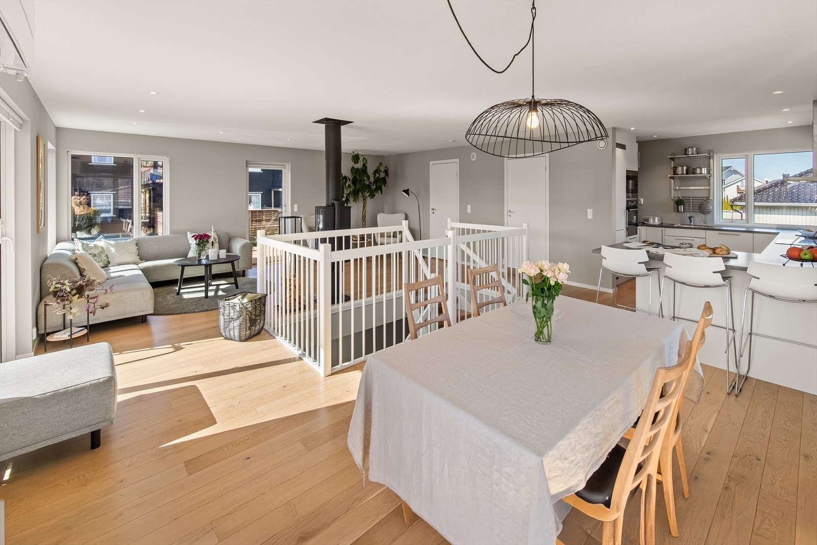 Det er også godt med plass til både langbordet og sofaen, og mot nord er det noe utsikt mot sjøen. Galleribilde