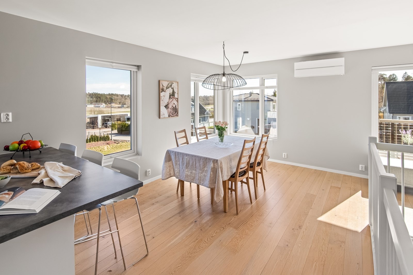 Boligen holder en gjennomgående god standard med bl.a. gulvvarme i hele 1.etasje, balansert ventilasjon, 1-stavs parkett, samt listefrie overganger. Galleribilde