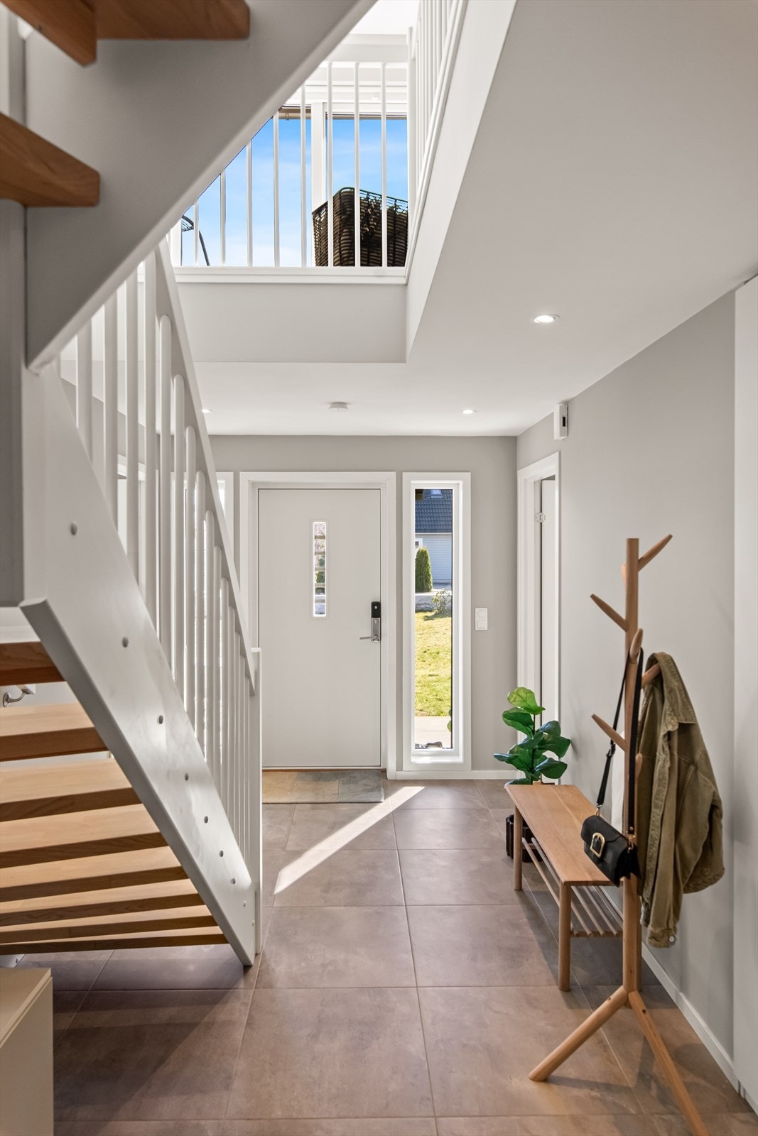 Man ankommer boligen via en stor og romslig hall hvor det er direkte adkomst til bl.a. lagringsbod og vaskerom, samt trapp opp til andre etasje. Galleribilde