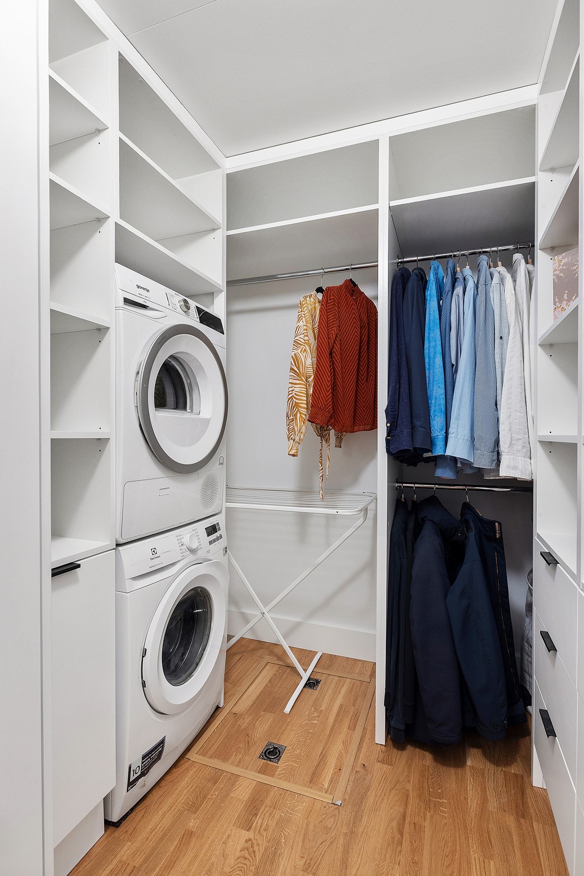 Praktisk bod / garderobe med adkomst til krypkjeller. Opplegg for vaskemaskin og tørketrommel Galleribilde