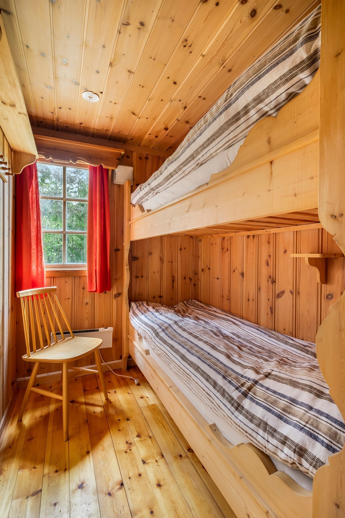 Hytta har to soverom, her er også plass til oppbevaring av f.eks. klær. Soverom 1. Galleribilde