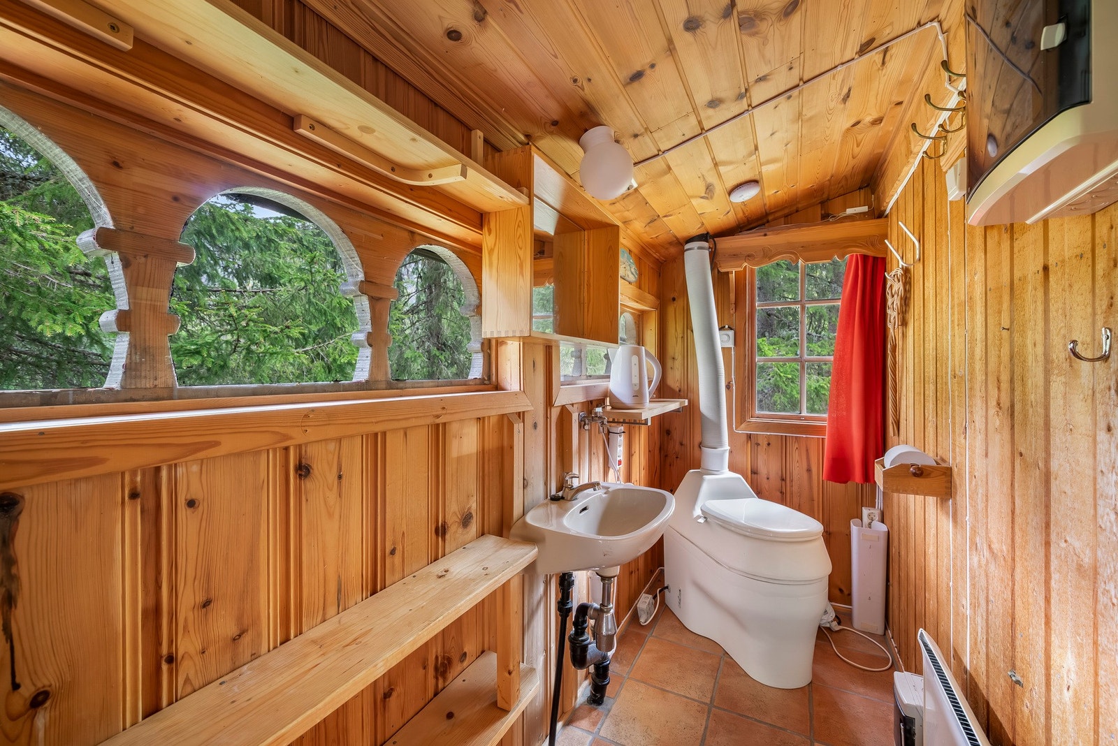 Toalettrommet har montert biotoalett, samt servant med ett-greps blandebatteri. Galleribilde