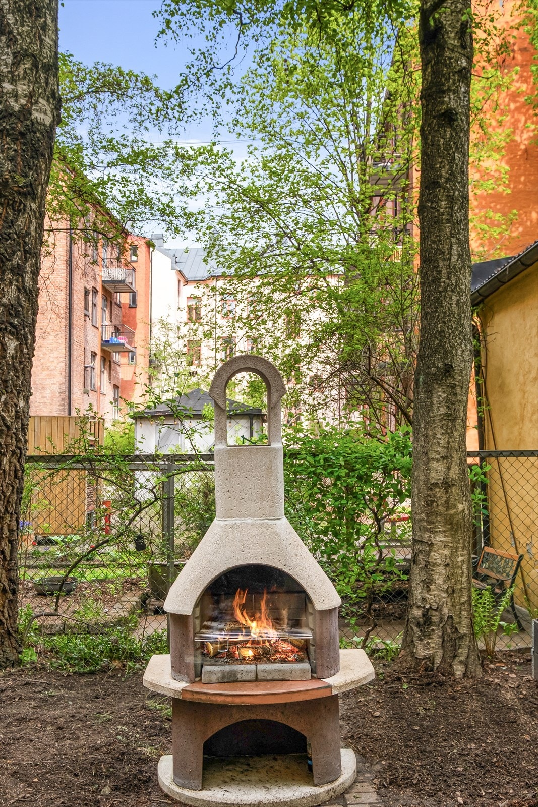 Uteovn i bakgården - ideell for grilling. Galleribilde