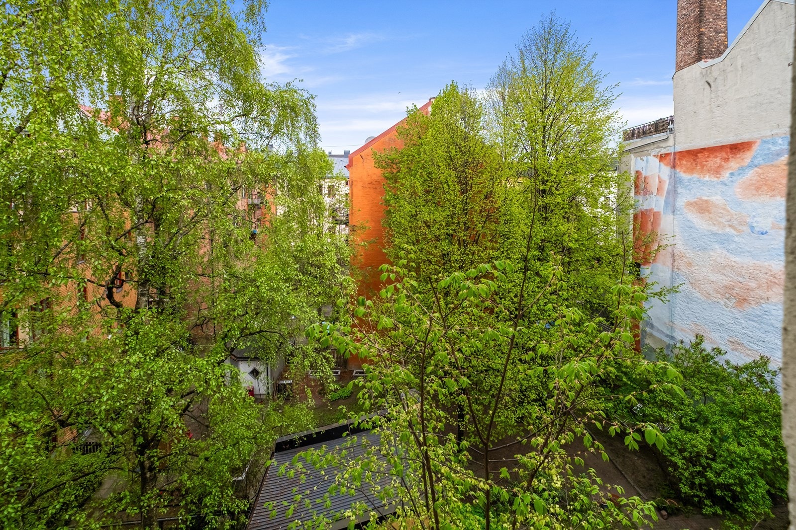 Hovedsoverommet vender mot rolig bakgård. Grønne trær omfavner leiligheten - en sjeldenhet midt i byen! Galleribilde