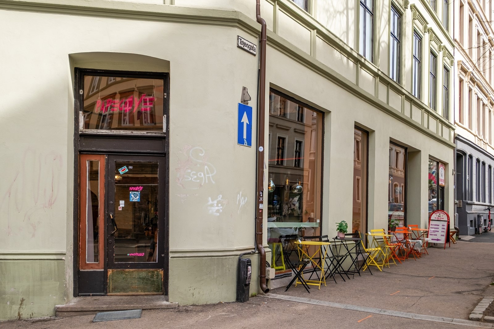 Kafeen Papegøye i nabobygget, som er prisvinnende for sin kaffe og har fantastisk bakverk. Galleribilde