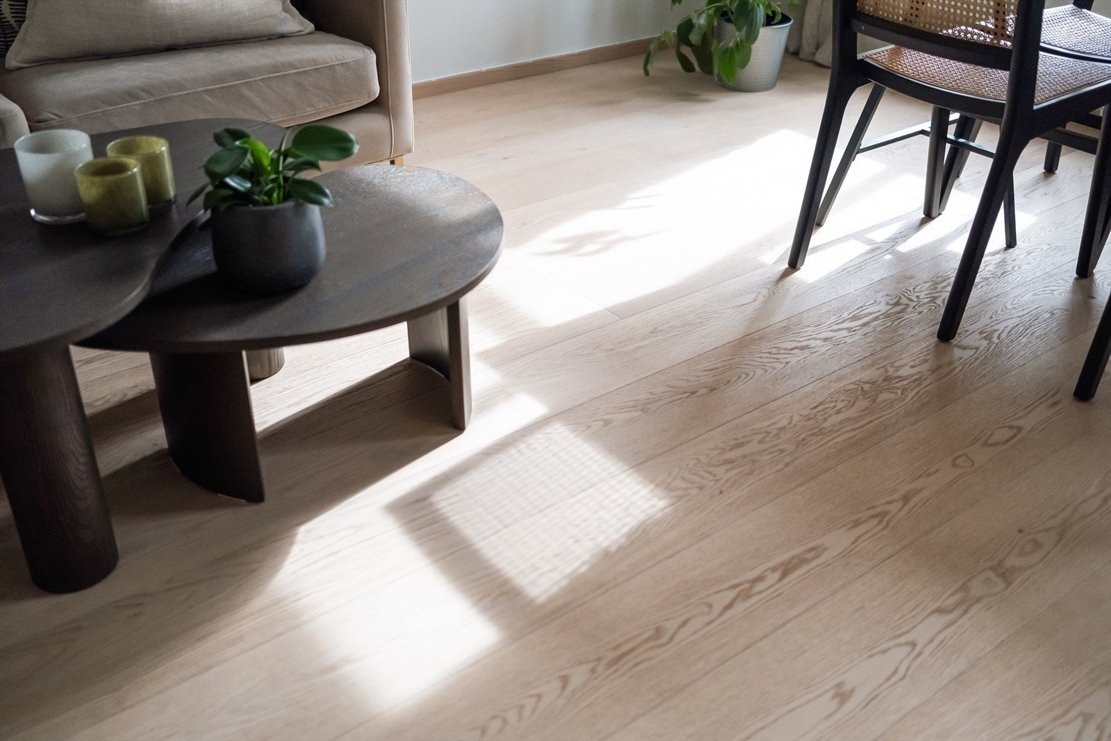 I 2023 ble det lagt nytt en-stavs, herdet tregulv i hvitpigmentert eik i samtlige rom. Galleribilde