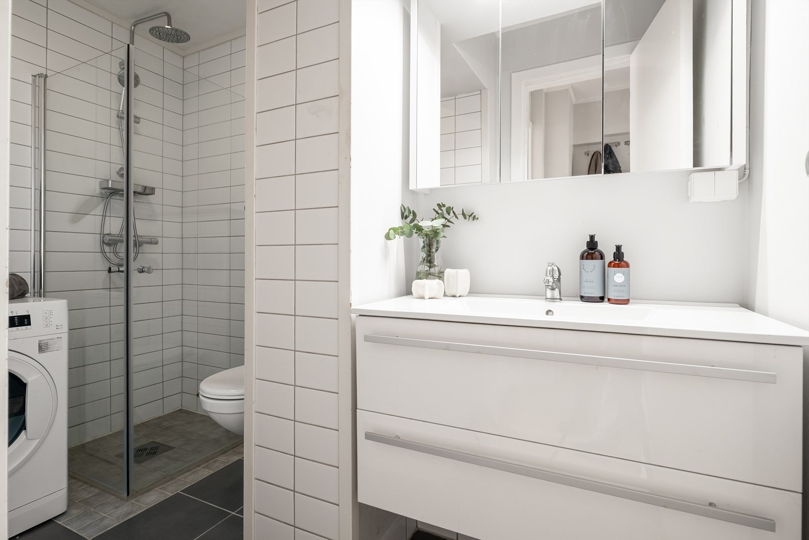 Flislagt baderom med varme i gulvet og downlights i himling. Galleribilde