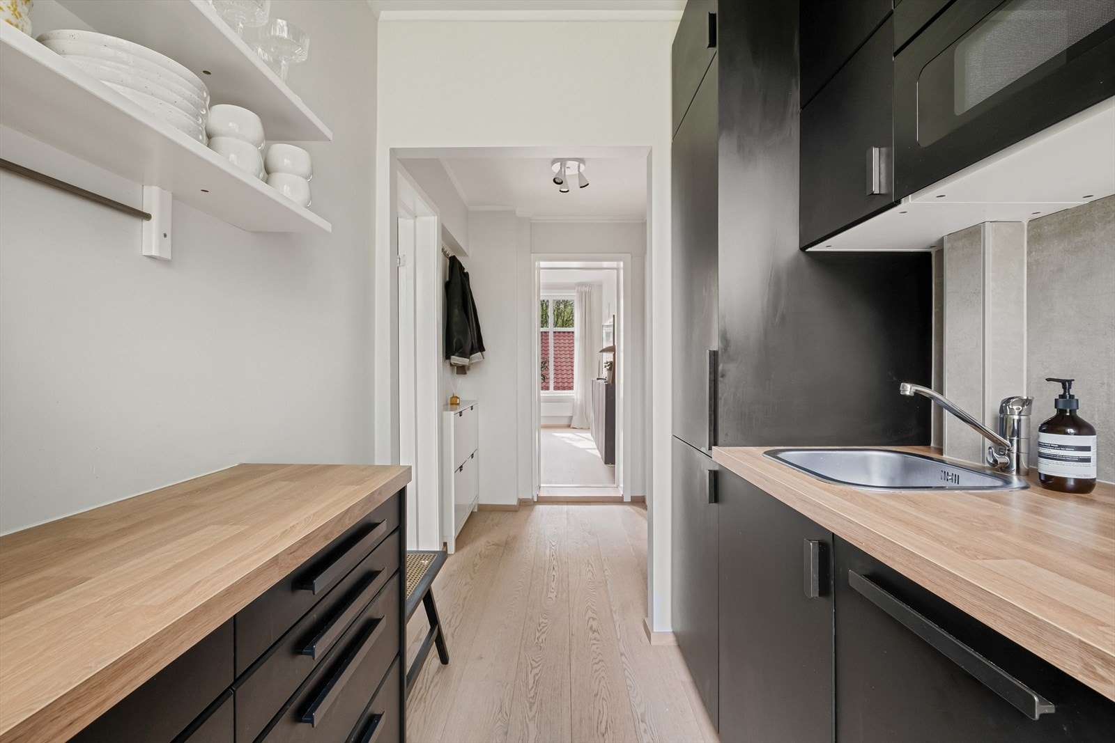 Godt med benk- og skapplass. Galleribilde