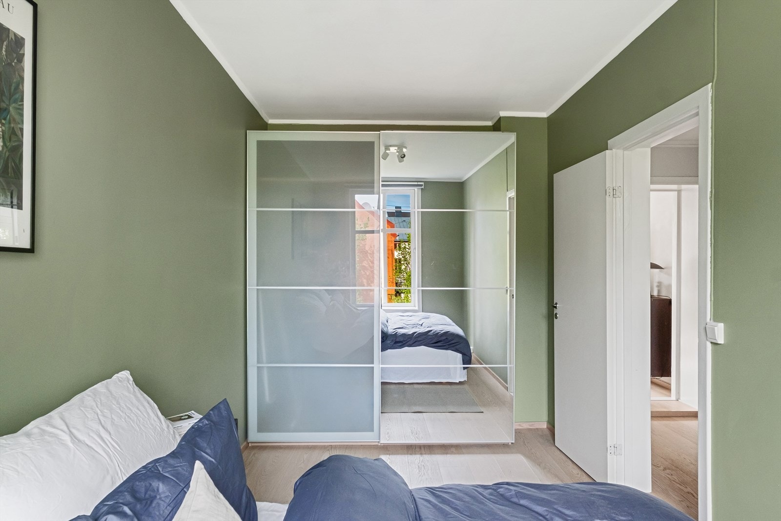 Godt med oppbevaringsplass i skyvedørsgarderobe. Galleribilde