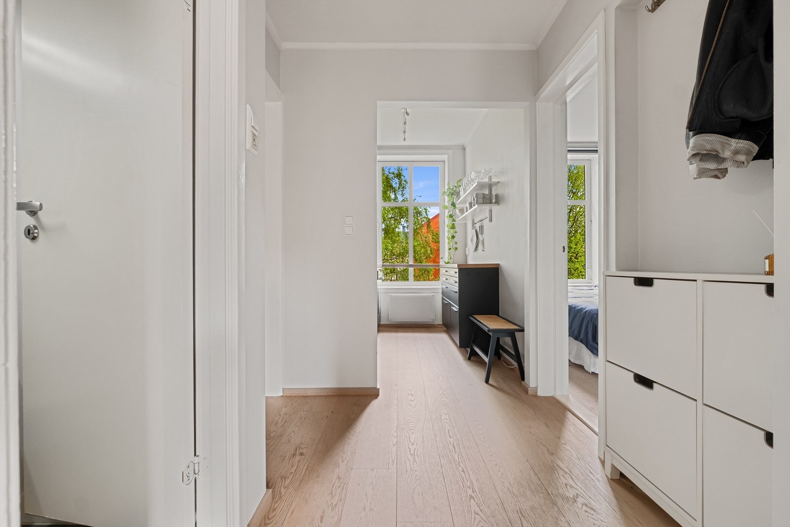En lys og innbydende entré som gir et godt førsteinntrykk av leiligheten. Galleribilde