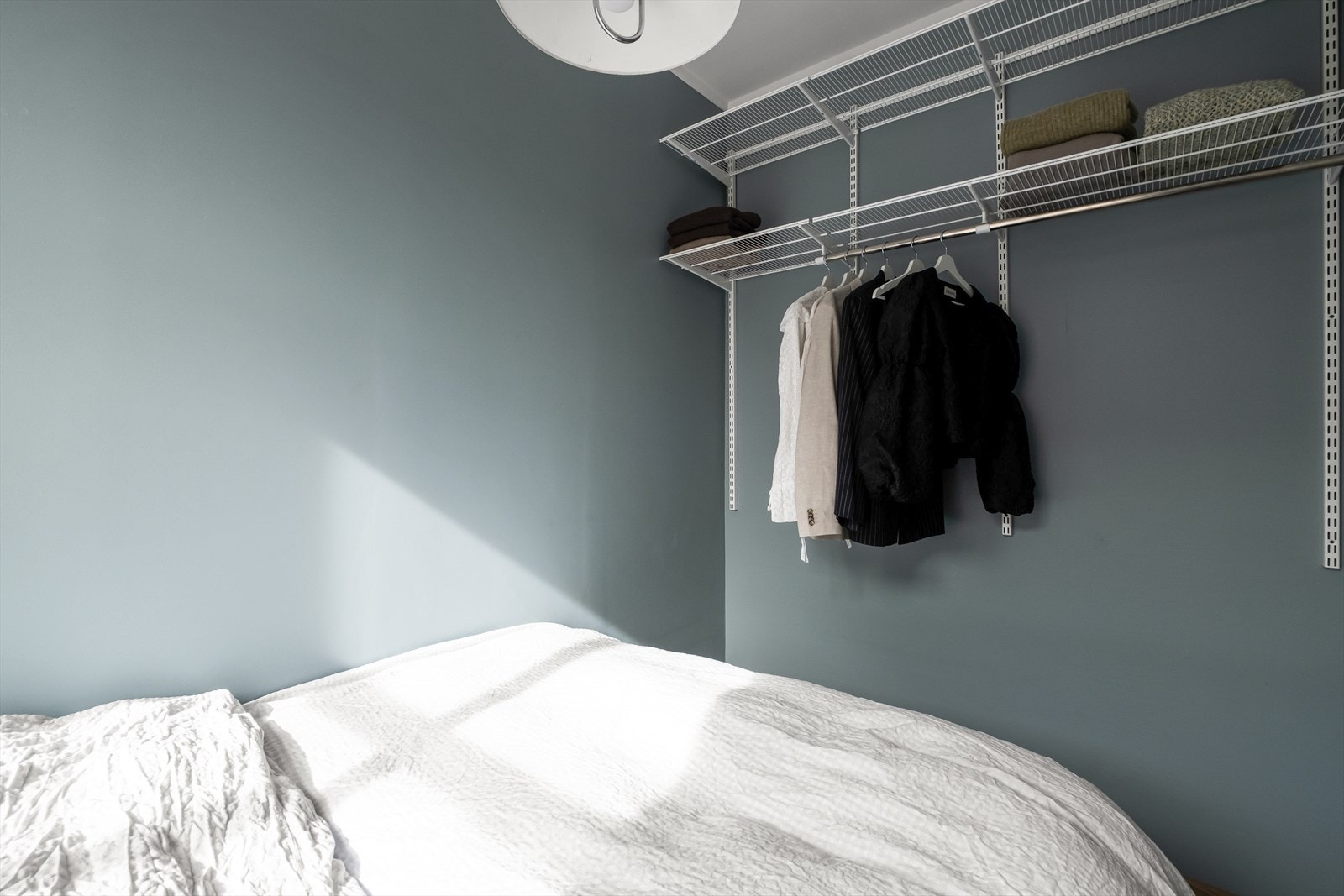 Praktisk oppbevaring med opphengssystem fra Elfa. Galleribilde