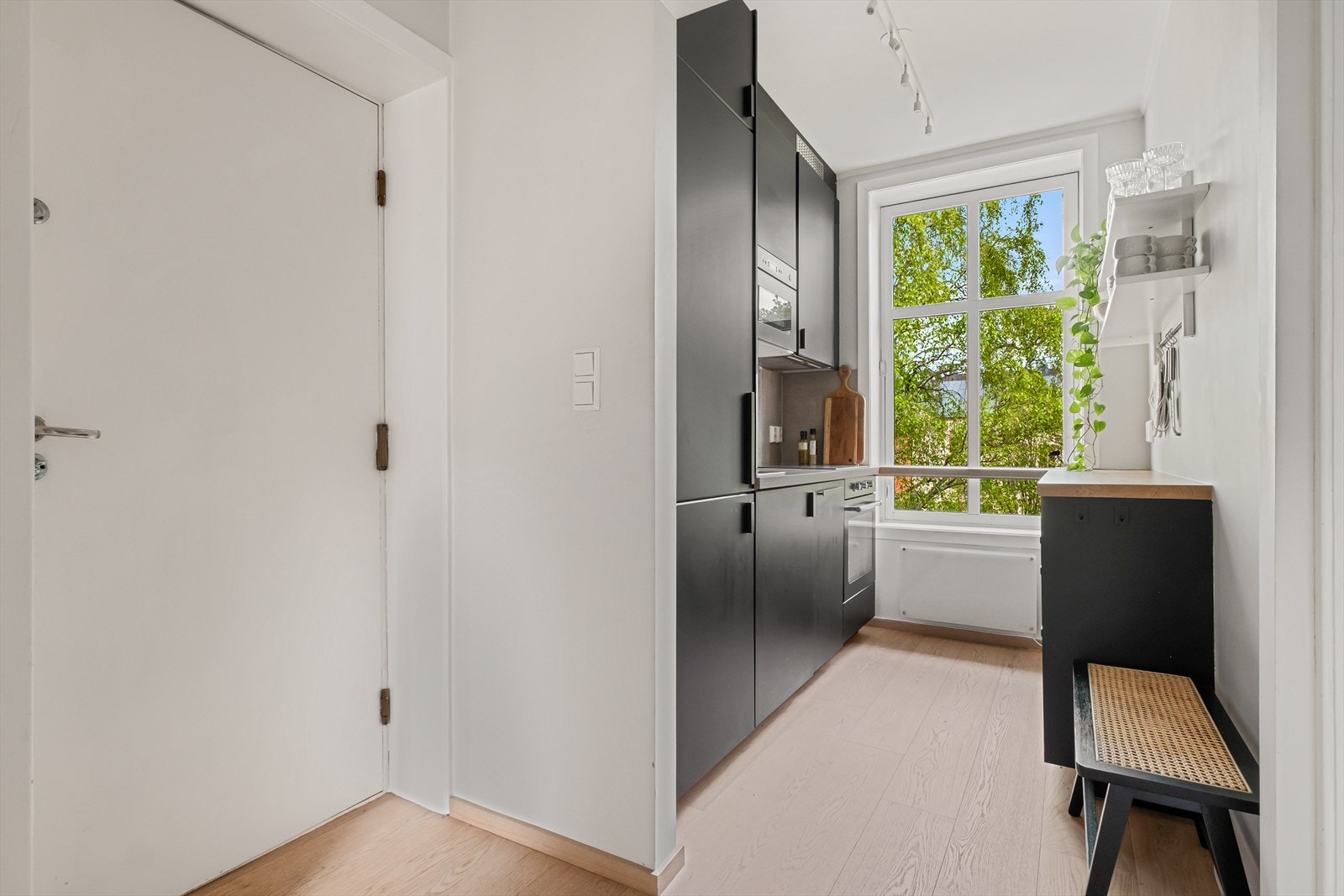 I motsatt ende av leiligheten ligger kjøkkenet med utsikt mot bakgården. Galleribilde