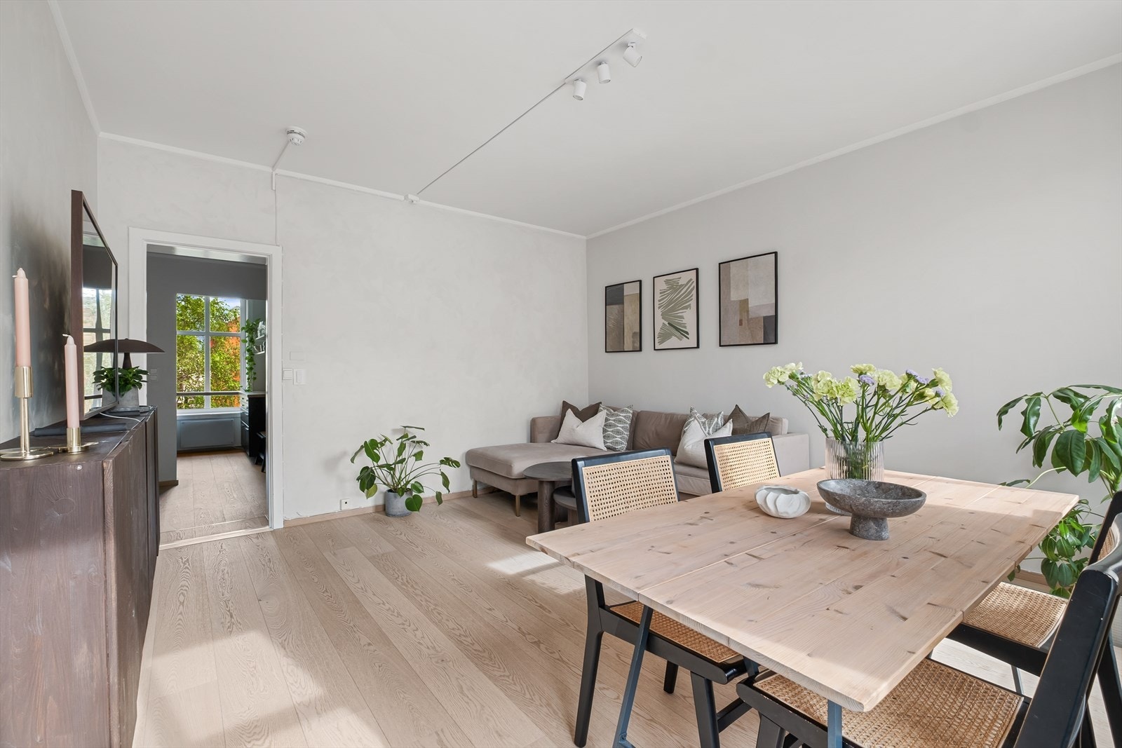 Rommets utforming understreker en sosial sone med plass til flere gjester. Her får du en smart planløsning som gjør at leiligheten oppleves større enn sine kvadratmeter. Galleribilde