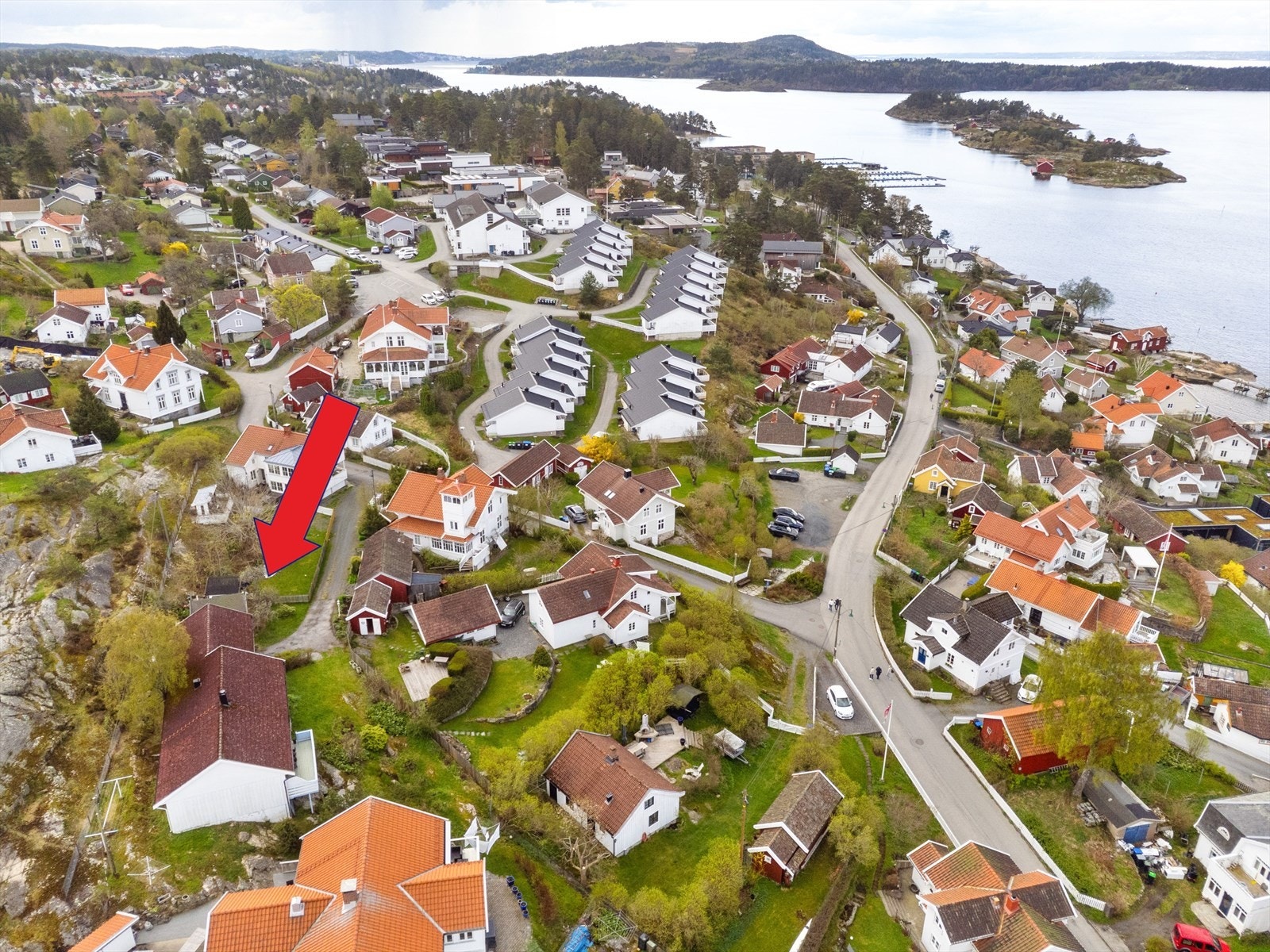 Området rundt består for det meste av frittliggende eneboliger. Galleribilde