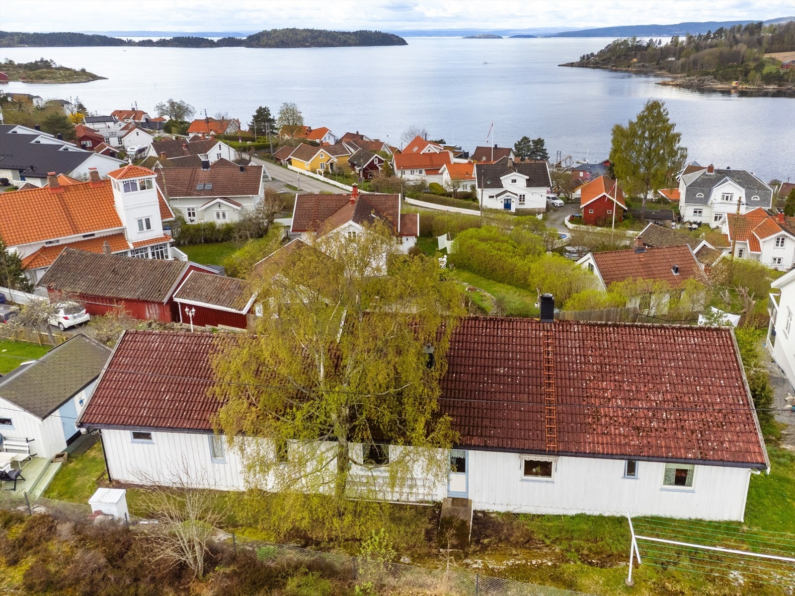 Fjellstadbakken 6 er en unik eiendom med fantastisk fjordutsikt og har en praktisk planløsning. Galleribilde