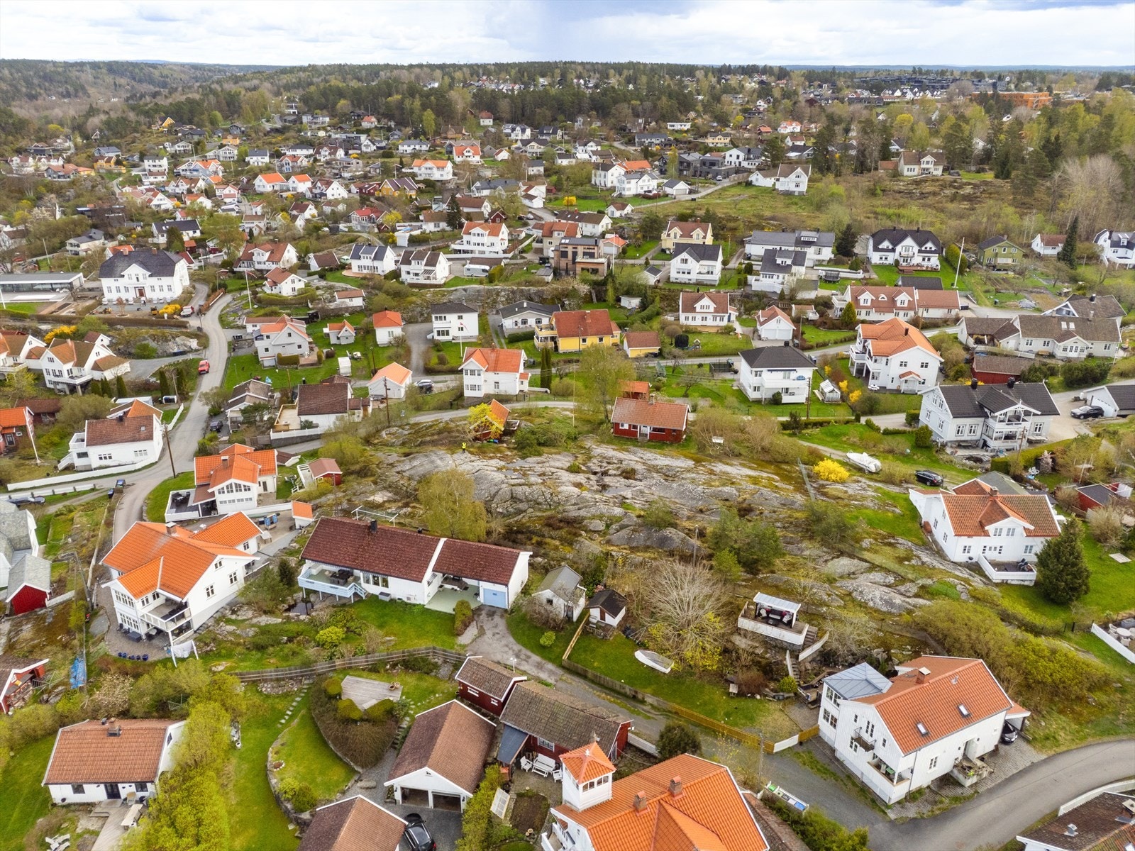 Eiendommen ligger i populært boligstrøk med gangavstand til skole og barnehage. Galleribilde