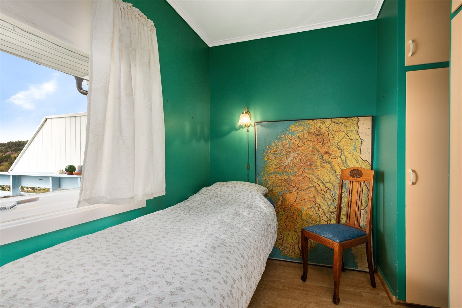 Soverom (3) har plass til seng med nattbord. Skap for oppbevaring. Galleribilde