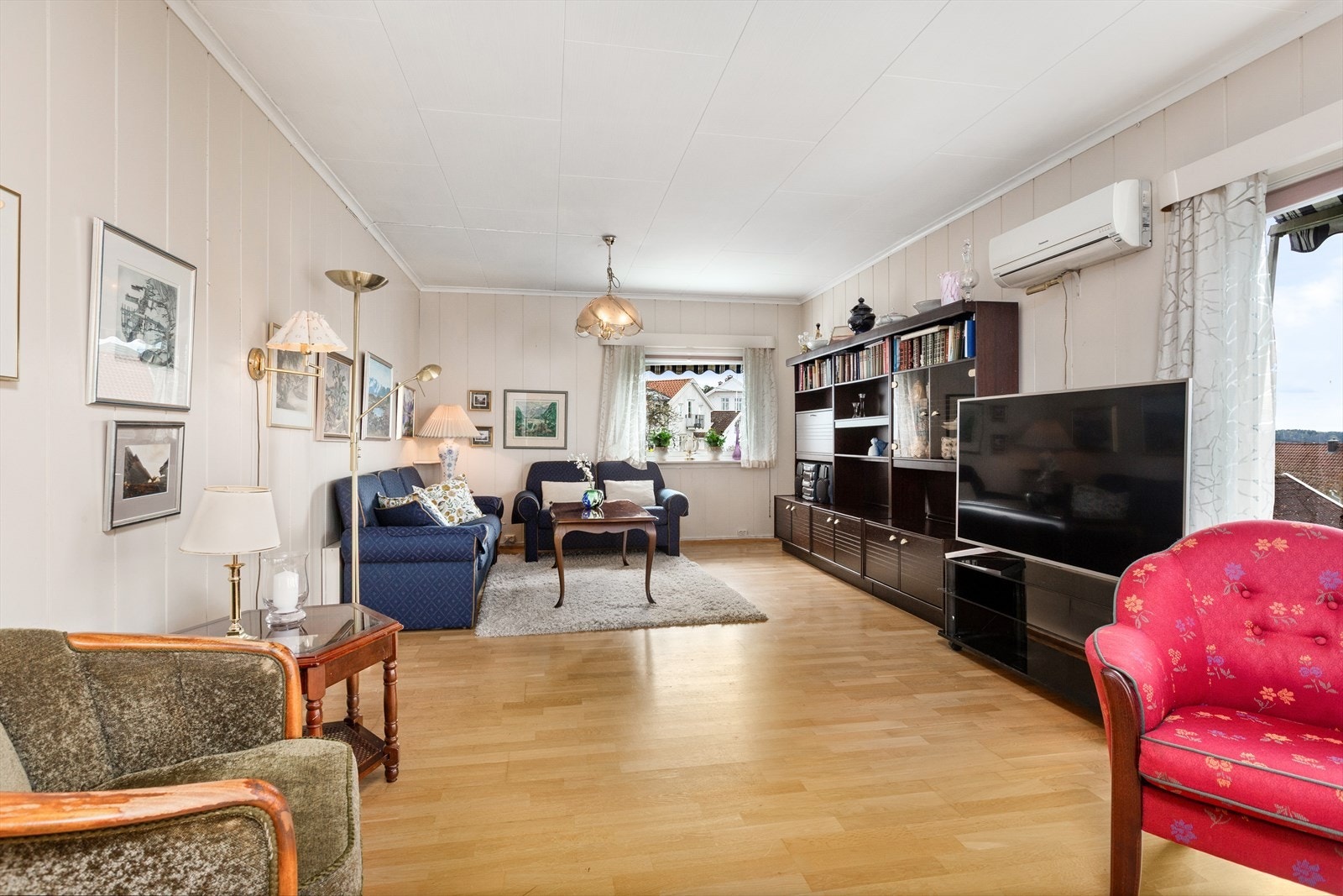 I stuen er det god plass til sofagruppe, bord og tv-benk. Galleribilde