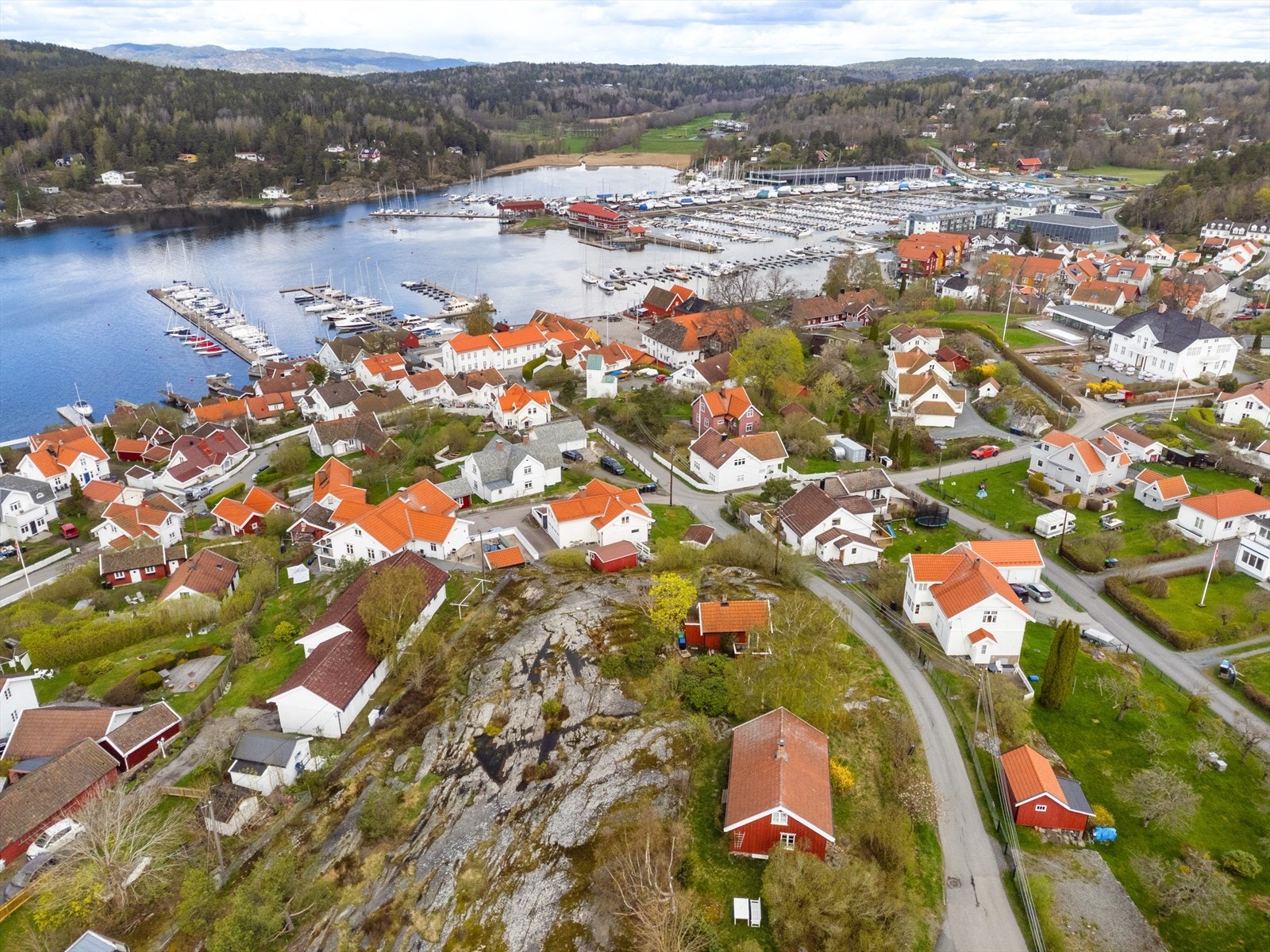 Son har flere båthavner og det er mulighet å søke om kommunal båtplass i Vestby kommune. Galleribilde