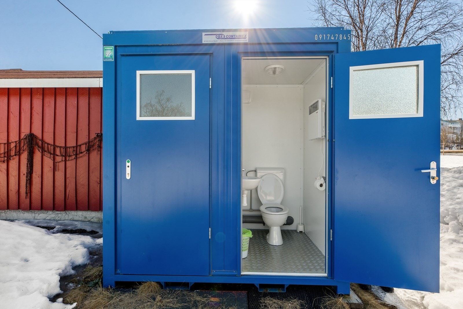 Det er lagd ekstra toaletter. To like toaletter. Denne inngår i handelen. Beregnet til campingturister, teltturister m.m. Galleribilde