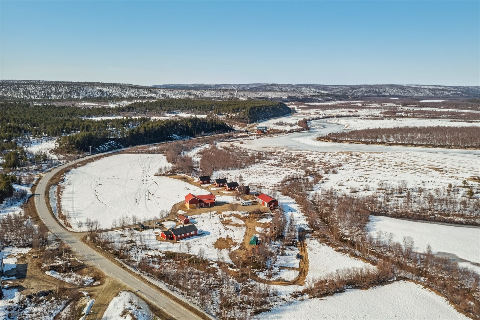 Suomageaidnu 1670 - Dronefoto med elva i bakgrunnen Galleribilde