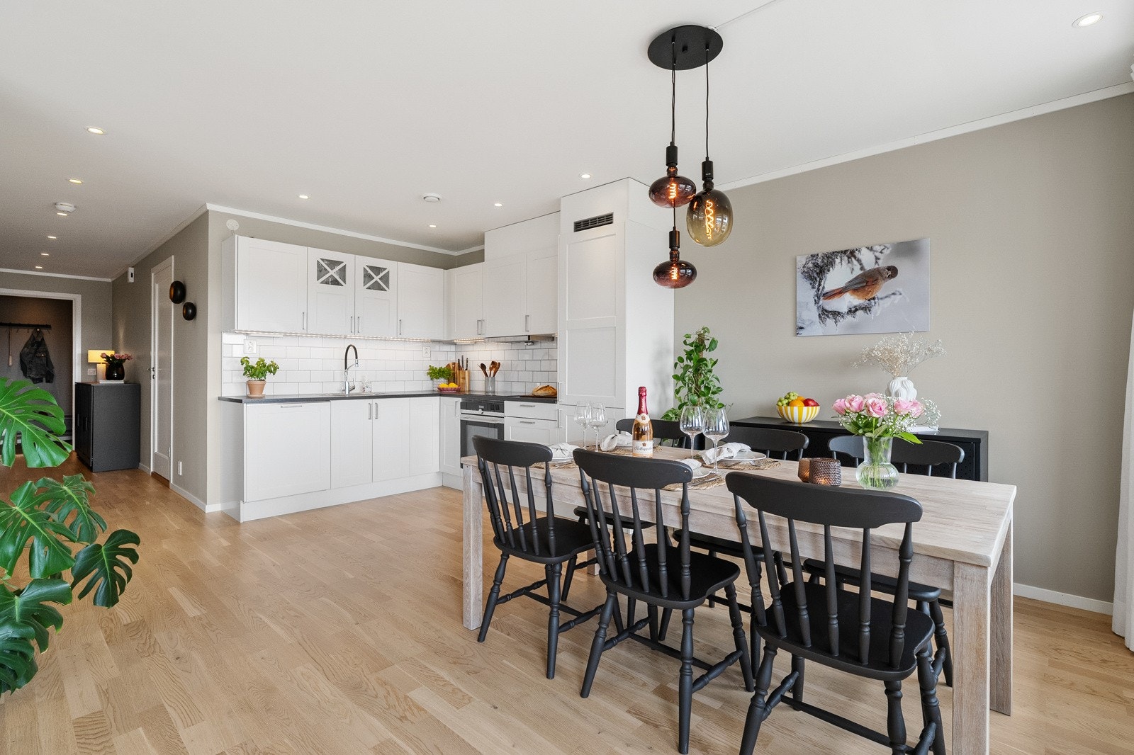 Plass til både sofa og spisebord i egne soner. Galleribilde