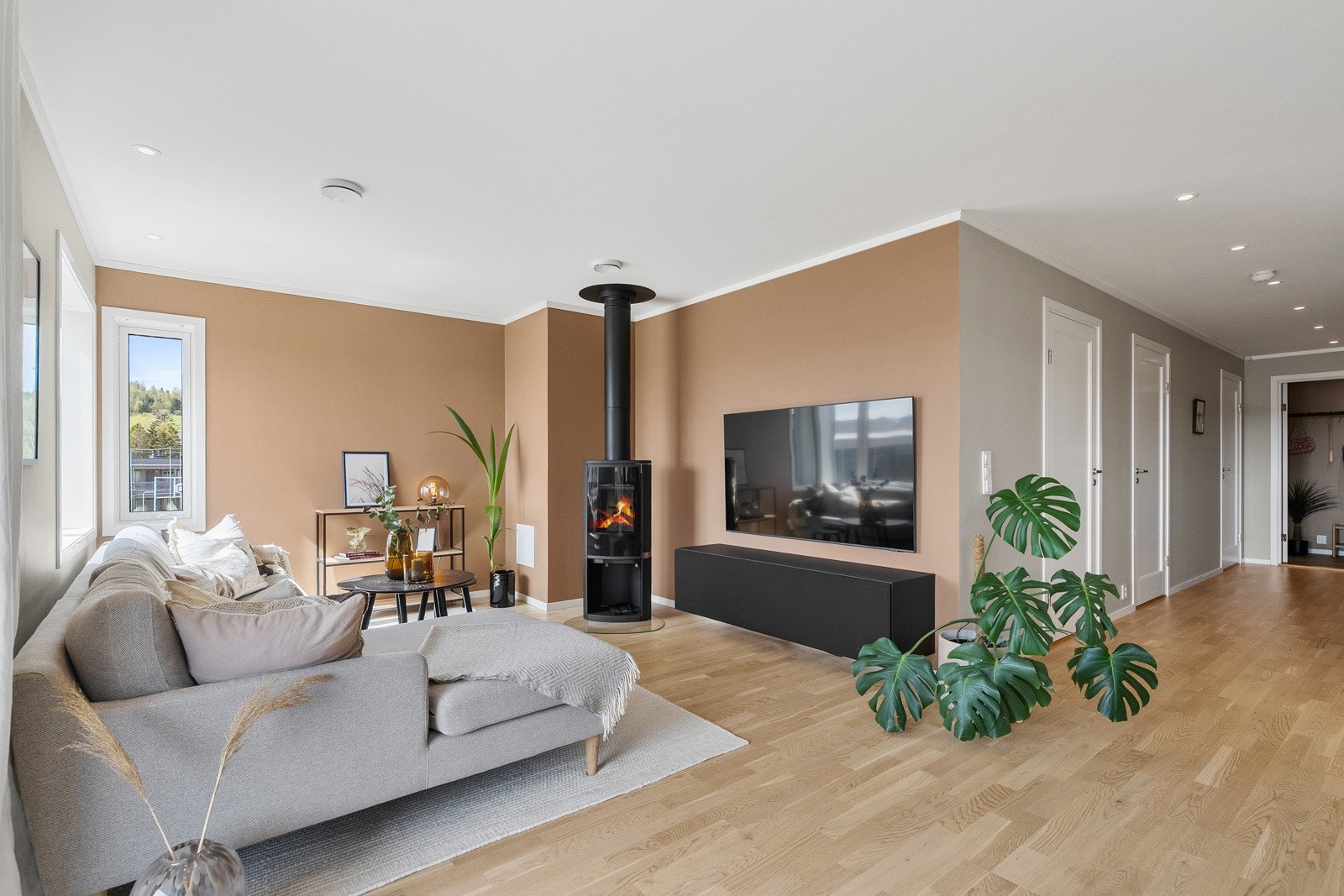 Gulvet er dekket av parkett og det er utstrakt bruk av downlightsbelysning i taket. Galleribilde