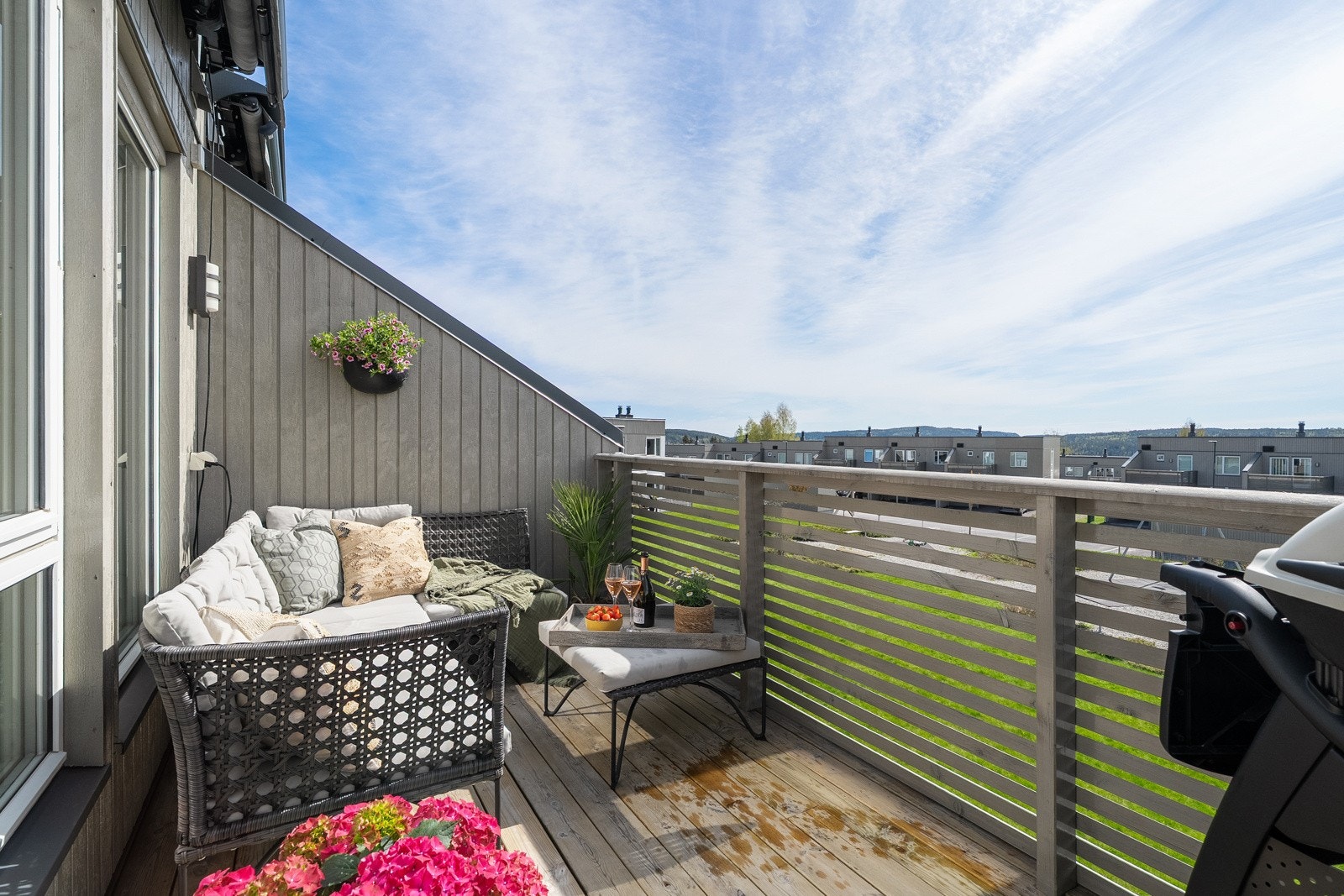 Sydvendt uteplass med sol og flott utsikt. Galleribilde