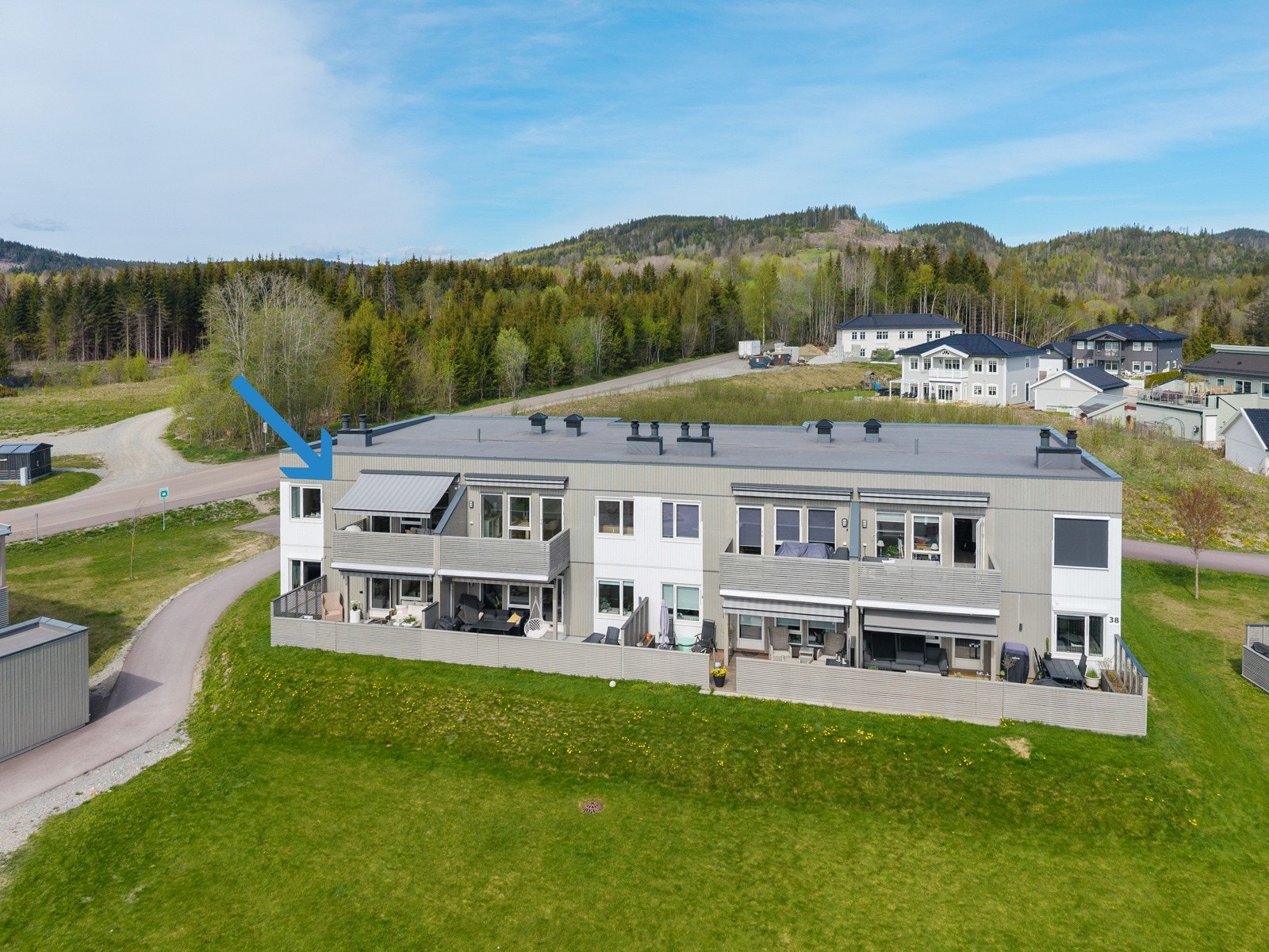 Plasseringen gir ekstra gode lys-og solforhold og balkongen mot syd vender ut mot fellesareal i nabolaget. Galleribilde