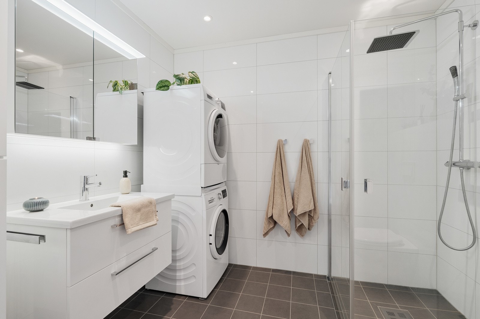 Pent, flislagt bad med varme i gulvet og downlightsbelysning i taket. Galleribilde