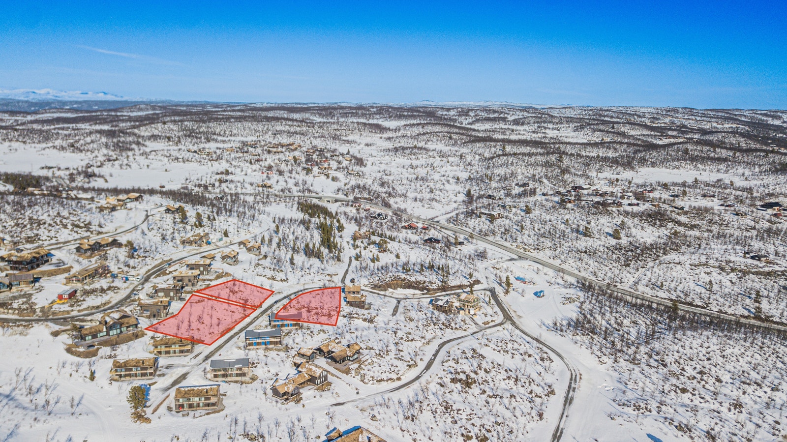 Tomtene er godkjent for inntil 2 enheter pr. tomt, har helårsvei, samt strøm, vann og avløp til tomtegrense. Galleribilde