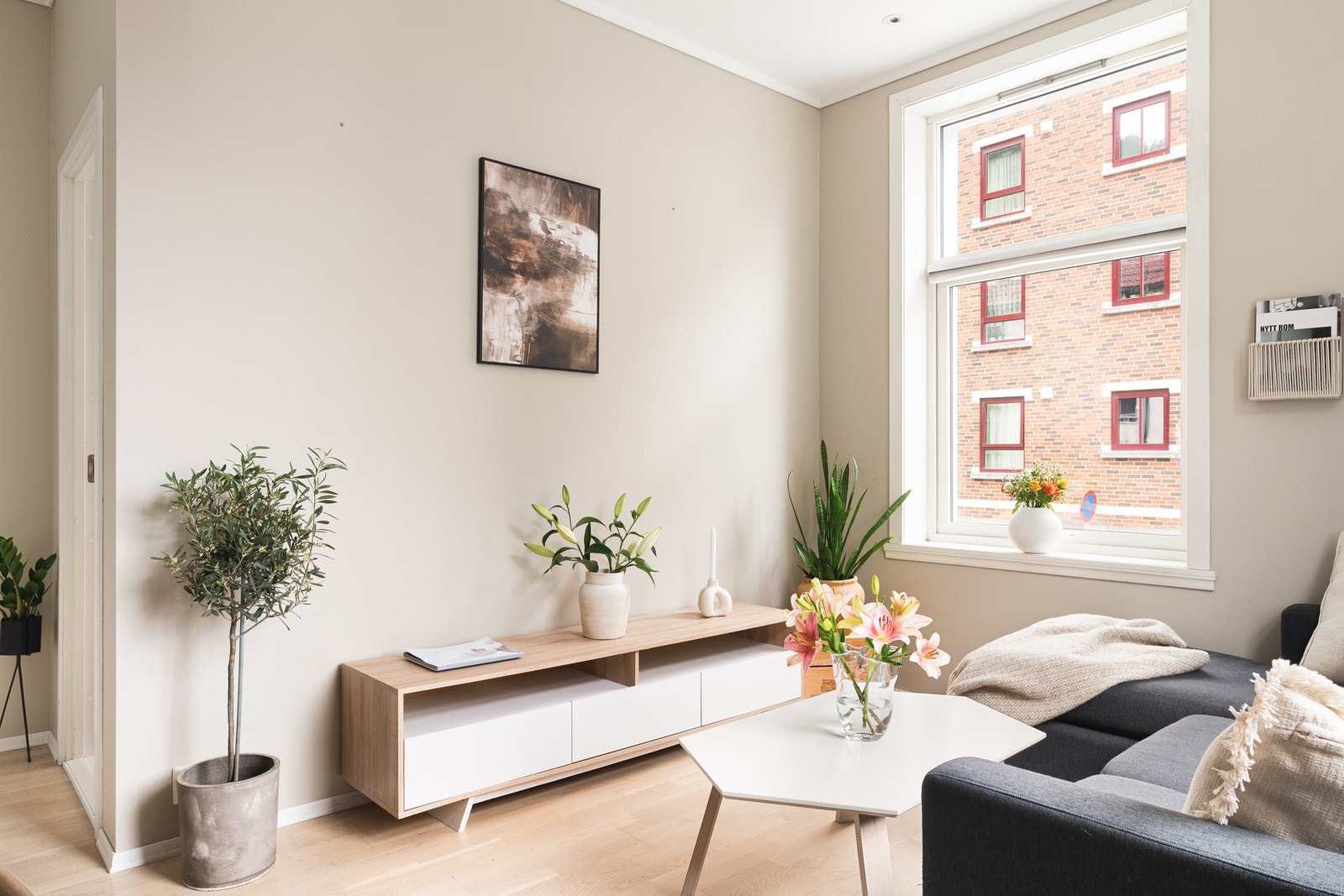 Stuen er det naturlige samlingspunktet i boligen, og takket være den gjennomgående standarden og de høye vinduene, fremstår rommet elegant og lunt. Galleribilde