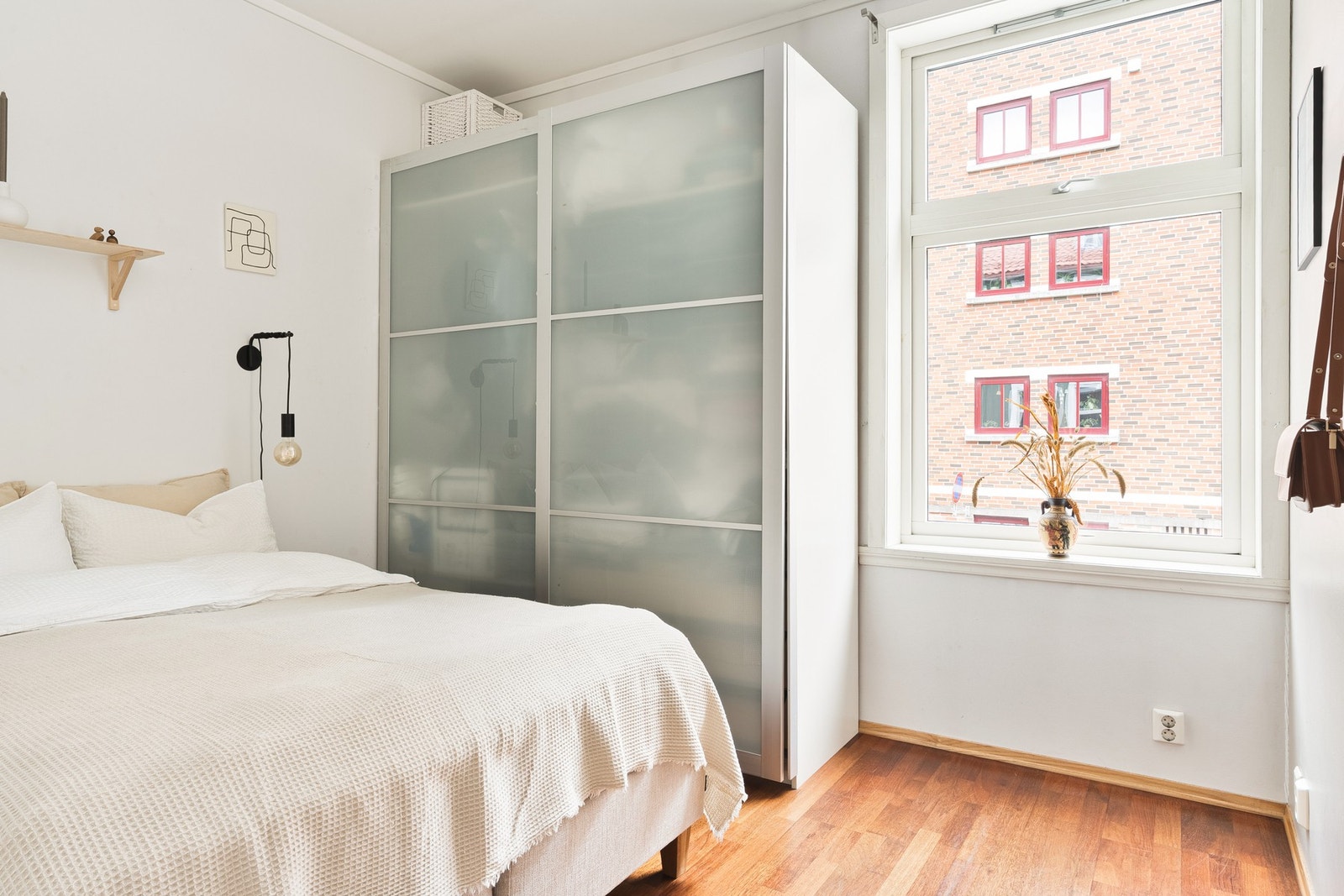 Soverommet måler 9,5 kvm, og har en rolig atmosfære og plass til dobbeltseng, garderobe og nattbord. Galleribilde