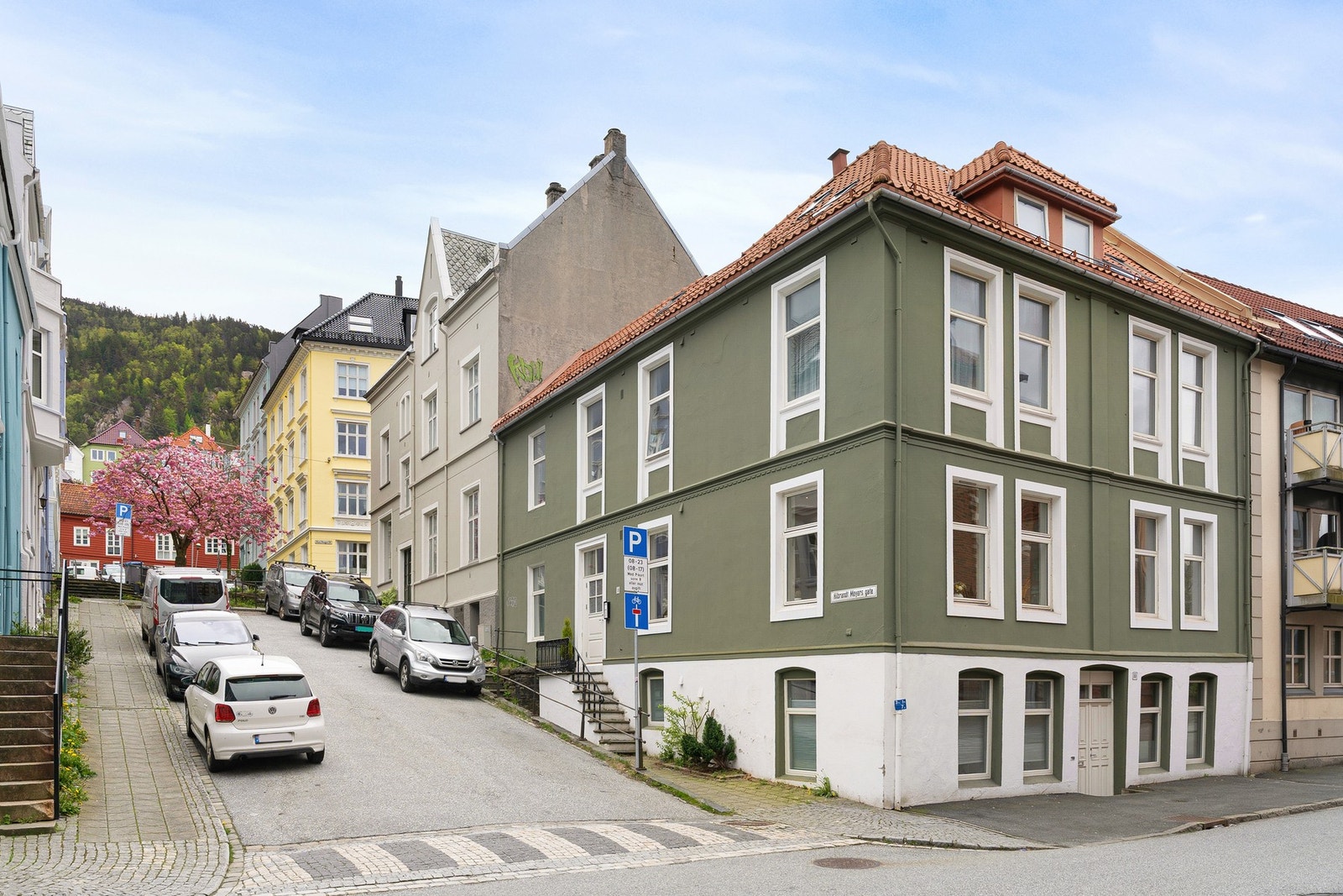 En nydelig og sjarmerende 2-roms selveierleilighet midt i hjertet av Sandviken. Her får du blant annet bygårdsdrømmen med fantastisk takhøyde og store vindusflater. Galleribilde