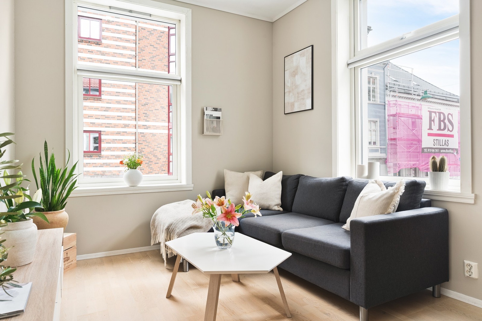 Gulvet har 3-stavs parkett og både veggene og taket er nymalt i 2025. Galleribilde