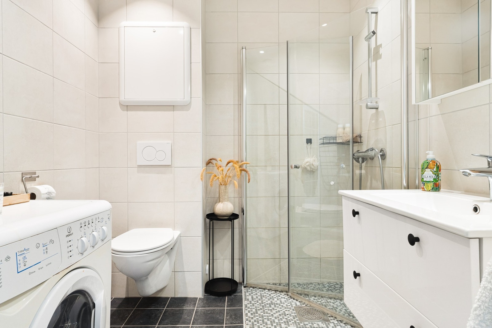 Innfelte LED-spotter i himlingen gir god og jevn belysning. Galleribilde