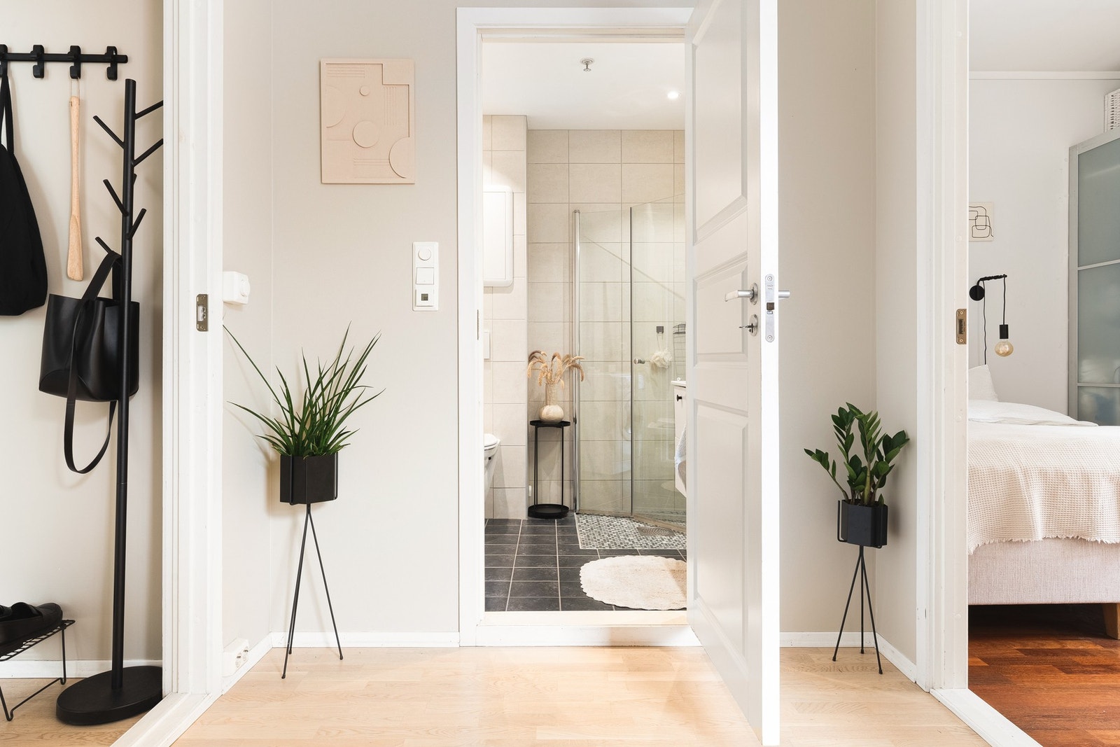 Badet ble totalrenovert i 2018 og fremstår som moderne og funksjonelt. Helfliset med delikate fliser og varme i gulvet. Galleribilde