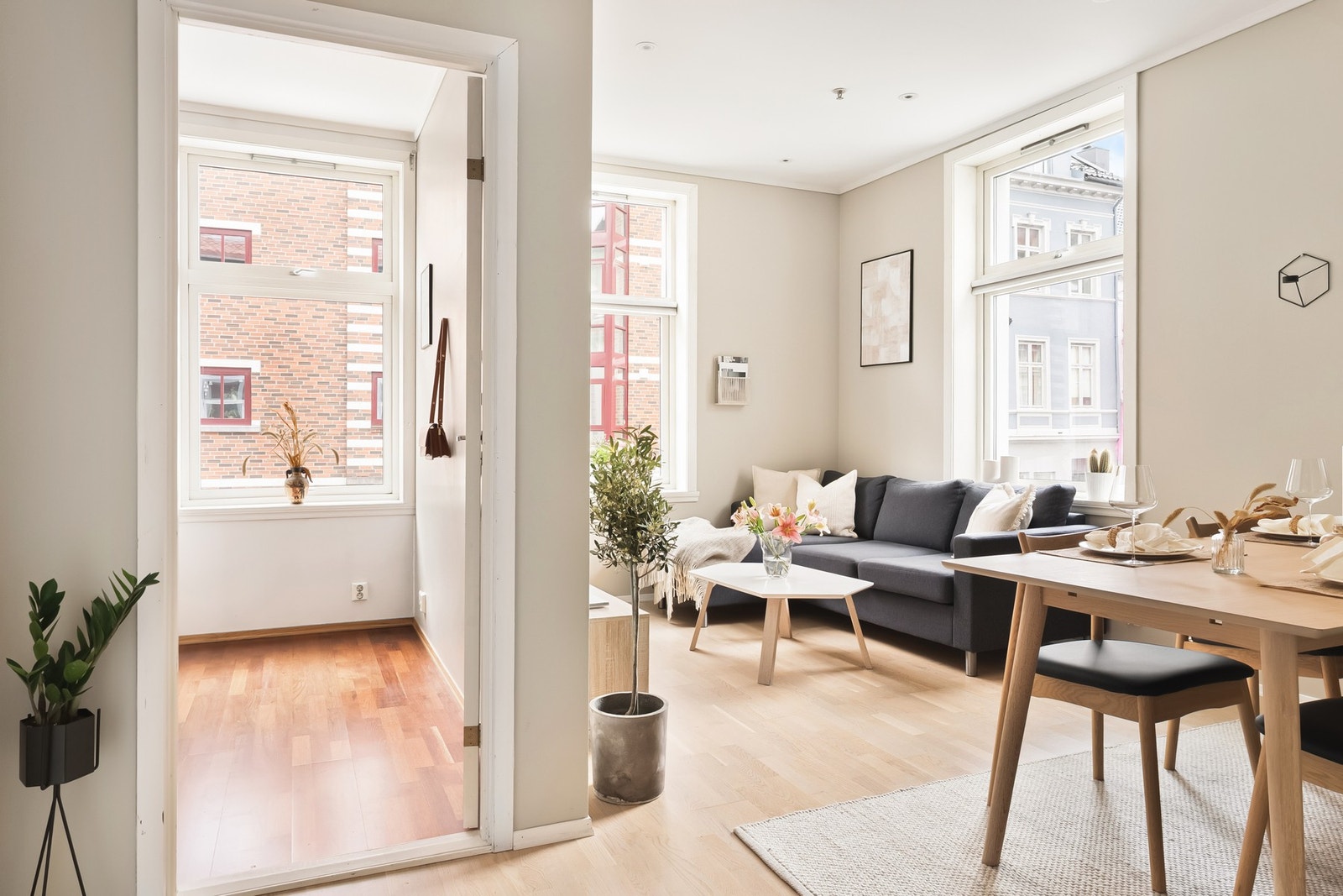 Stuen måler hele 17 kvm og er i eget rom separert fra kjøkkenet. Rommet og boligen for øvrig har en imponerende takhøyde og nydelige vindusflater som gir fantastisk lysinslipp. Galleribilde