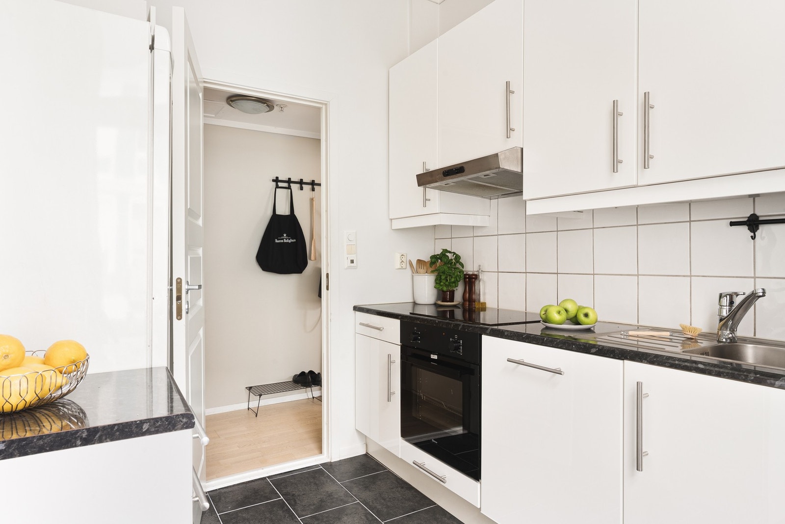 Separat kjøkken med god størrelse og fliser på gulv med behagelige varmekabler - perfekt for kjølige bergensmorgener. Galleribilde