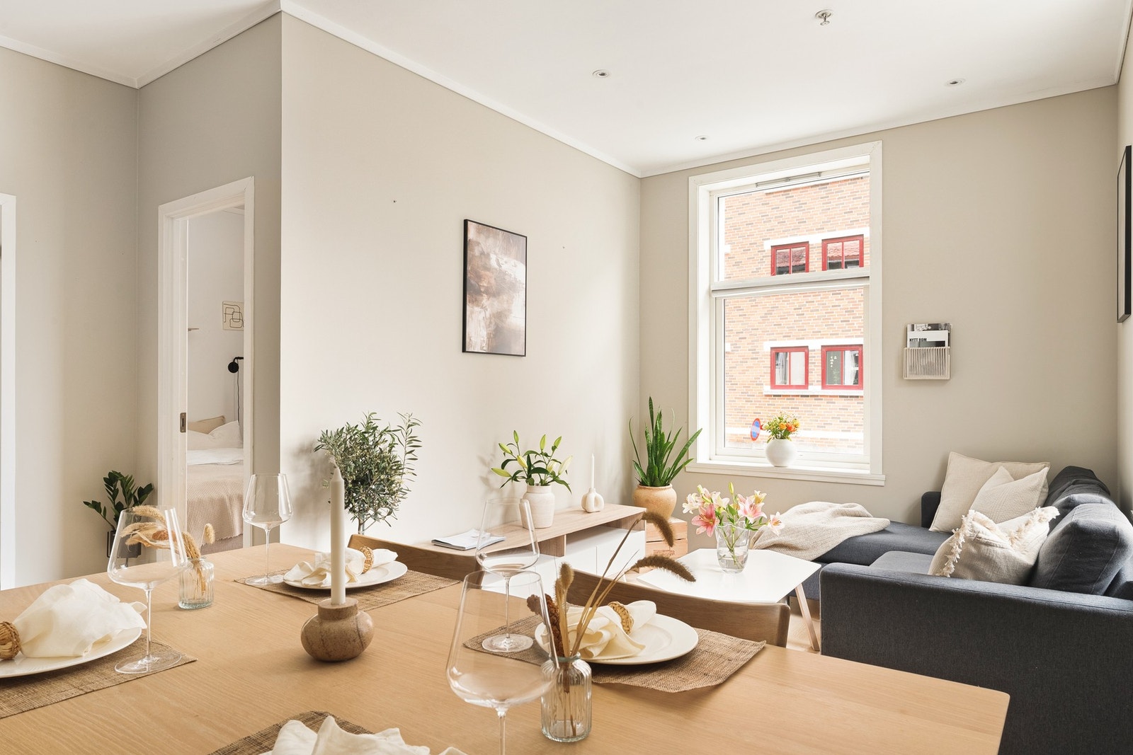 Rommet oppleves stort, og gir gode møbleringsmuligheter med plass til både sofagruppe og spisebord. Galleribilde