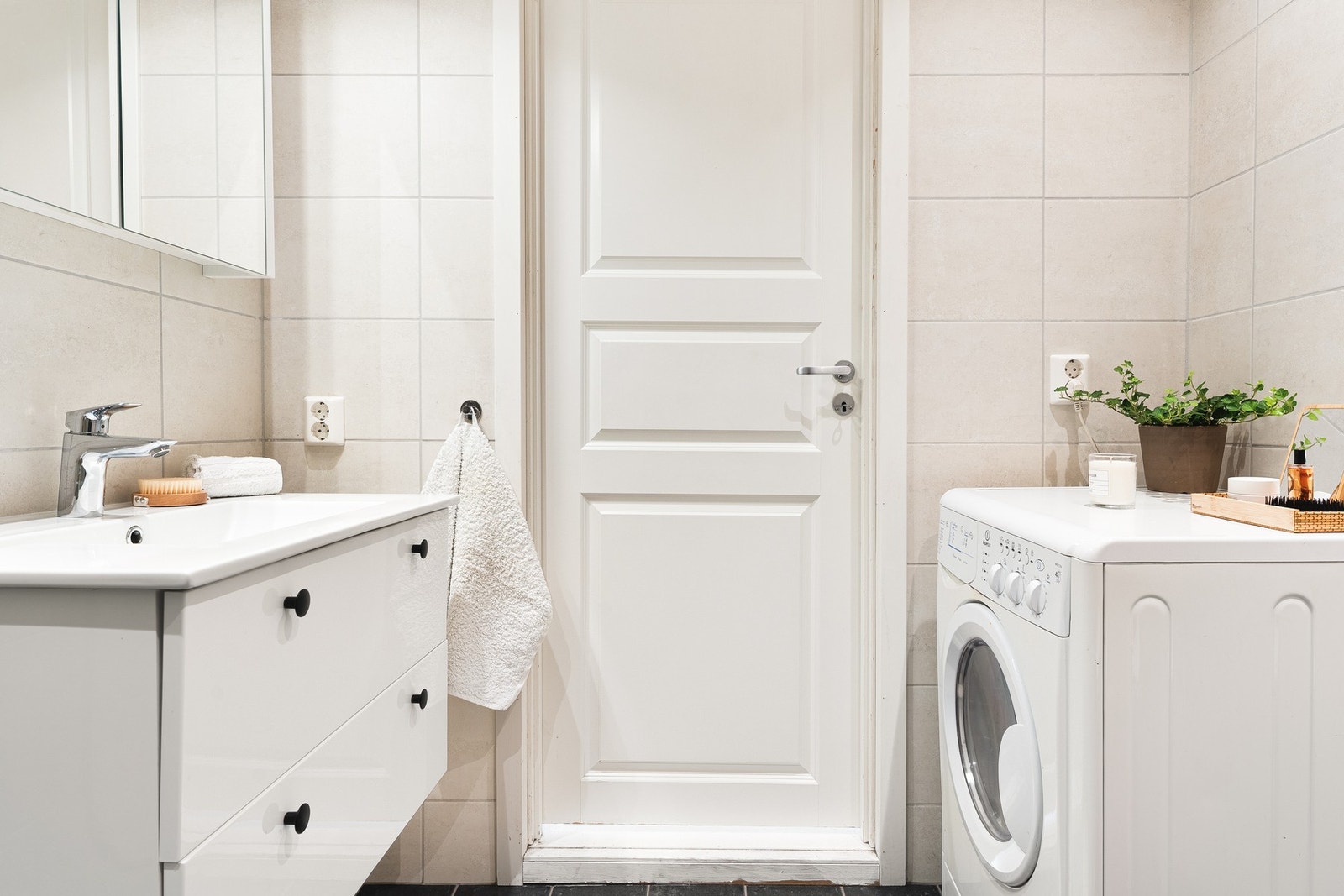 Badet har vegghengt toalett, dusj med glassvegger, baderomsinnredning med servant og opplegg for vaskemaskin. Galleribilde