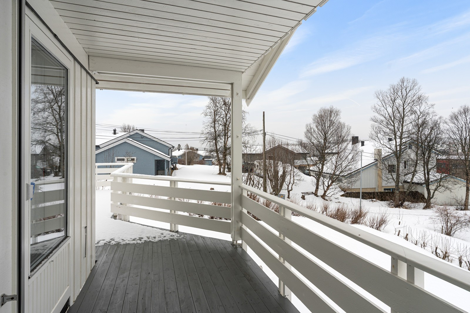 Verandaen strekker seg langs boligen og byr på gode sol- og utsiktsforhold.