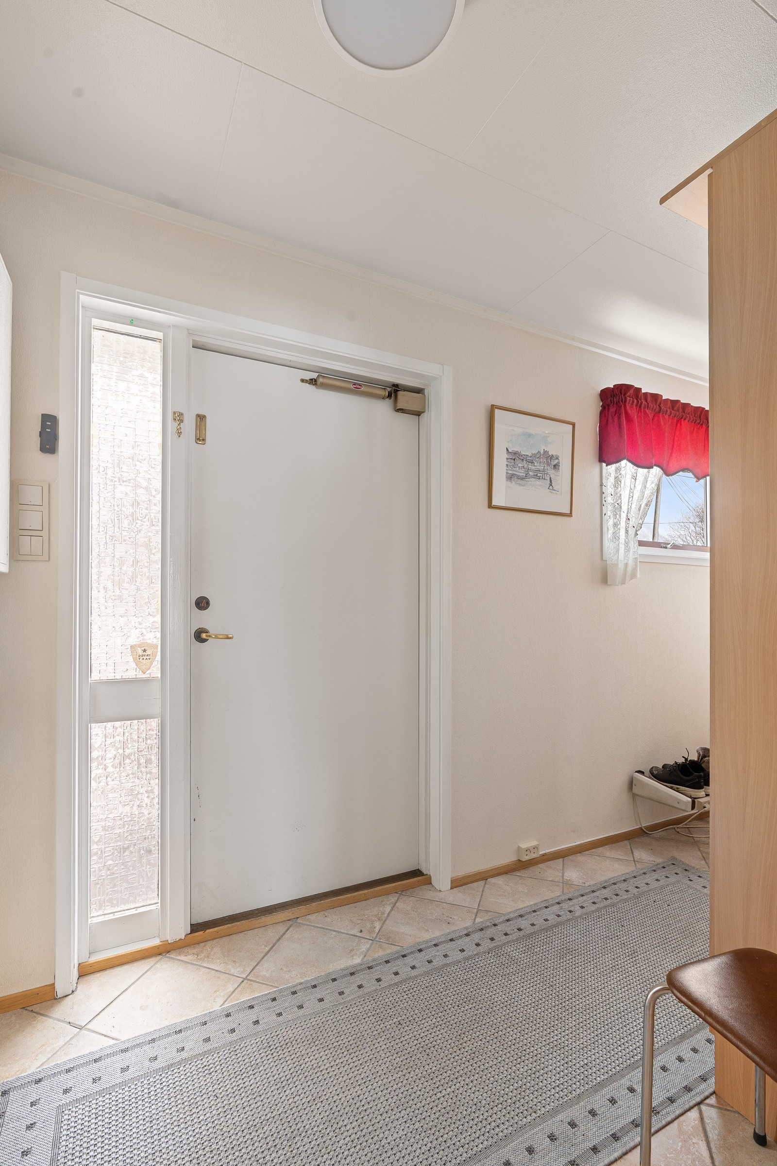Velkommen inn! Entréen har praktisk skyvedørsgarderobe.