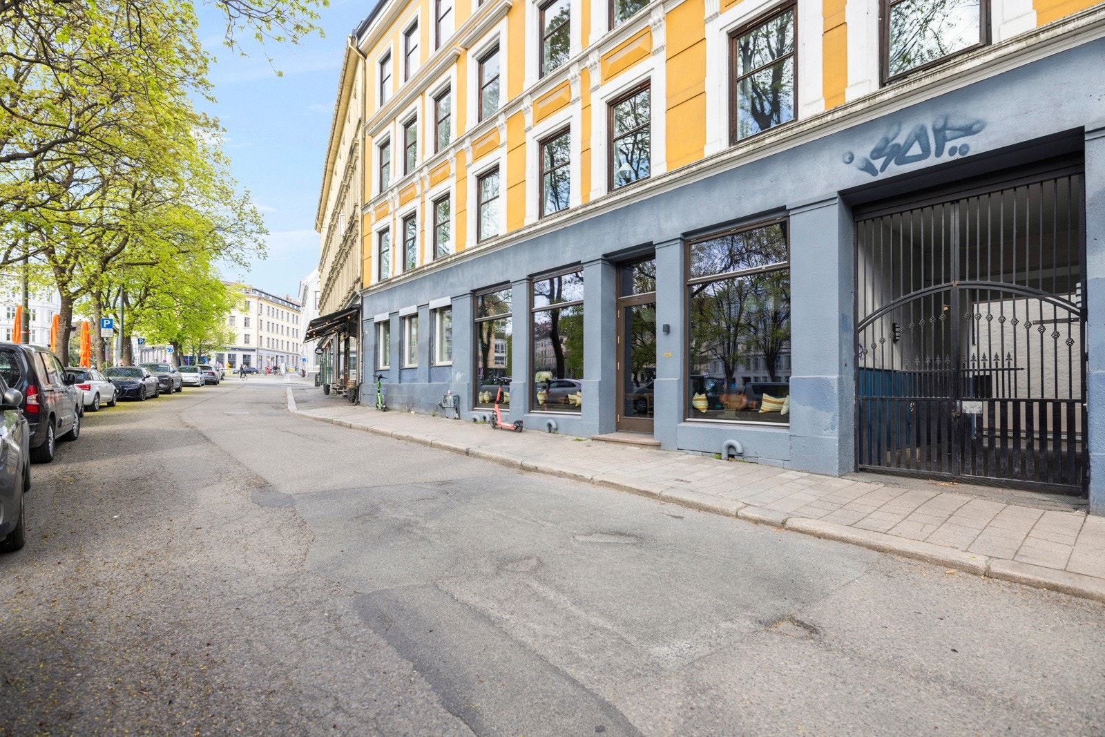 Leiligheten ligger i umiddelbar nærhet til restauranter på Kiellands Plass, Kiellands Hus og Mathallen. Galleribilde