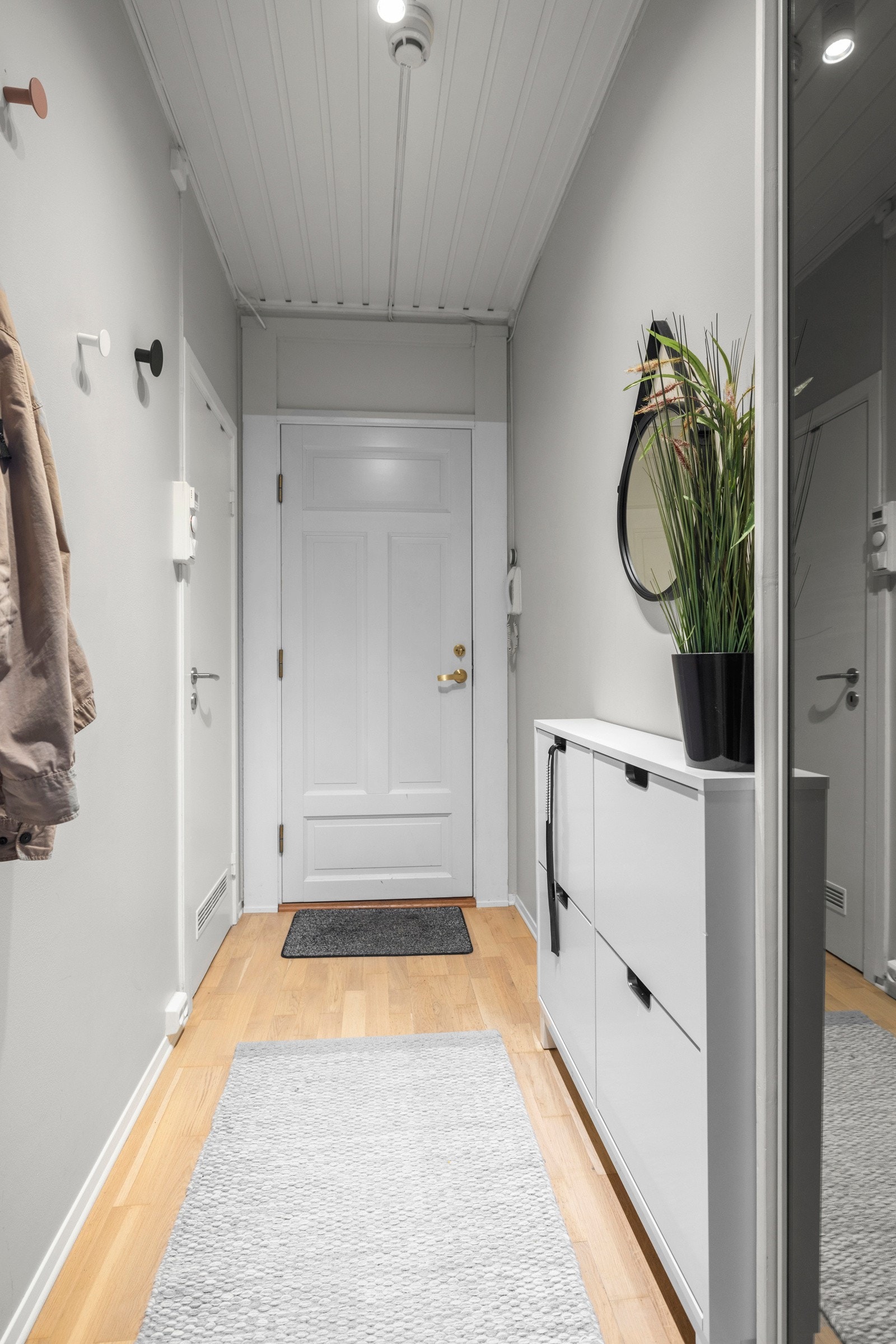 Parkett på gulv, samt callinganlegg ved inngangsdør. Galleribilde