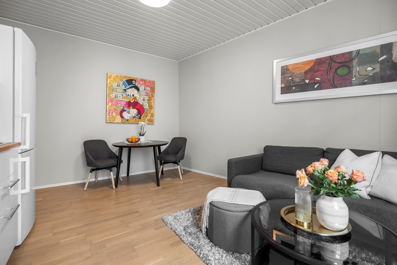 I stuen er det god plass til flere møbleringsalterantiver, samt egnet plass til spisebord. Galleribilde