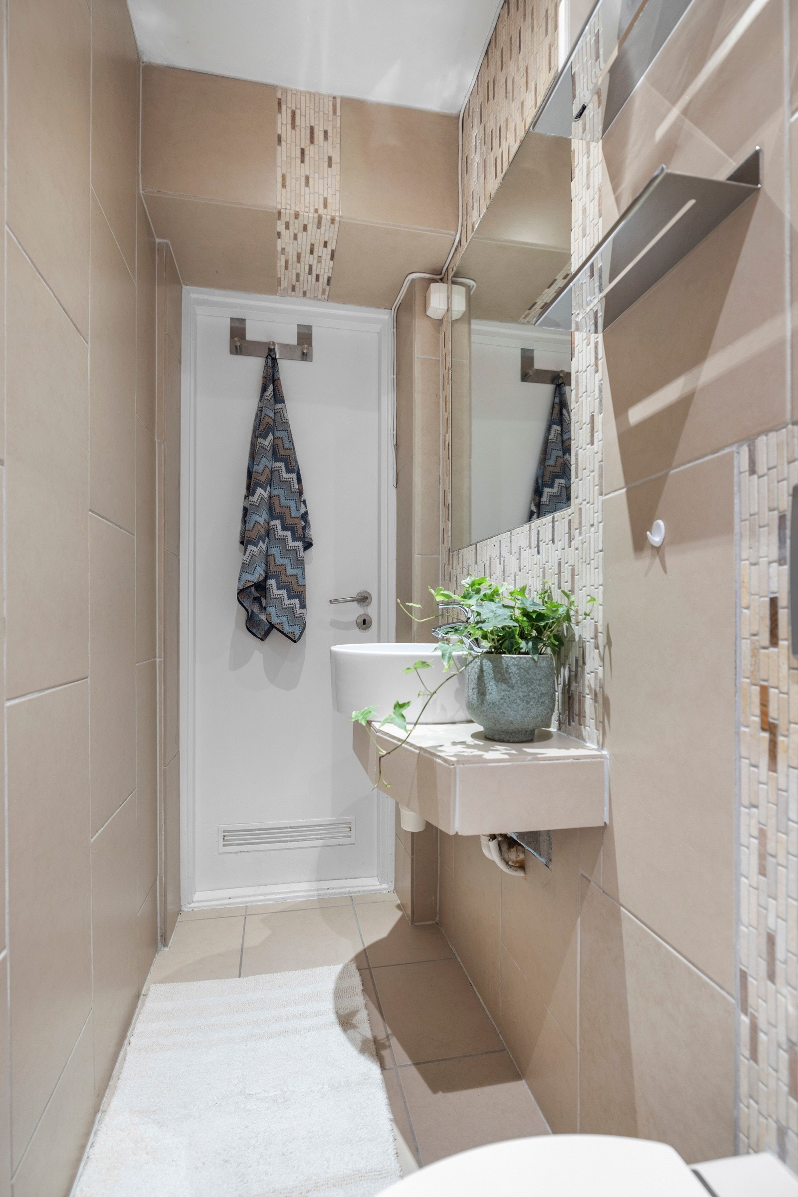 Det ble rutinemessig søkt etter fukt i badeveggen med fuktdetektor og det var ikke utslag utover normale verdier. Galleribilde