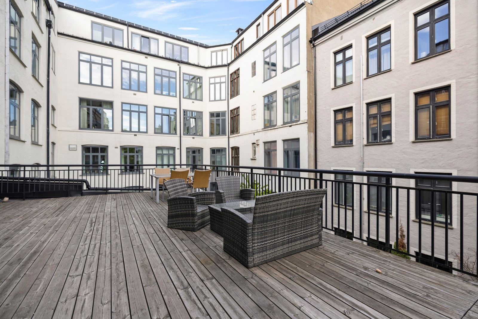 Sameiet har en stor felles terrasse i bakgården som kan benyttes til glede for beboerne. Galleribilde